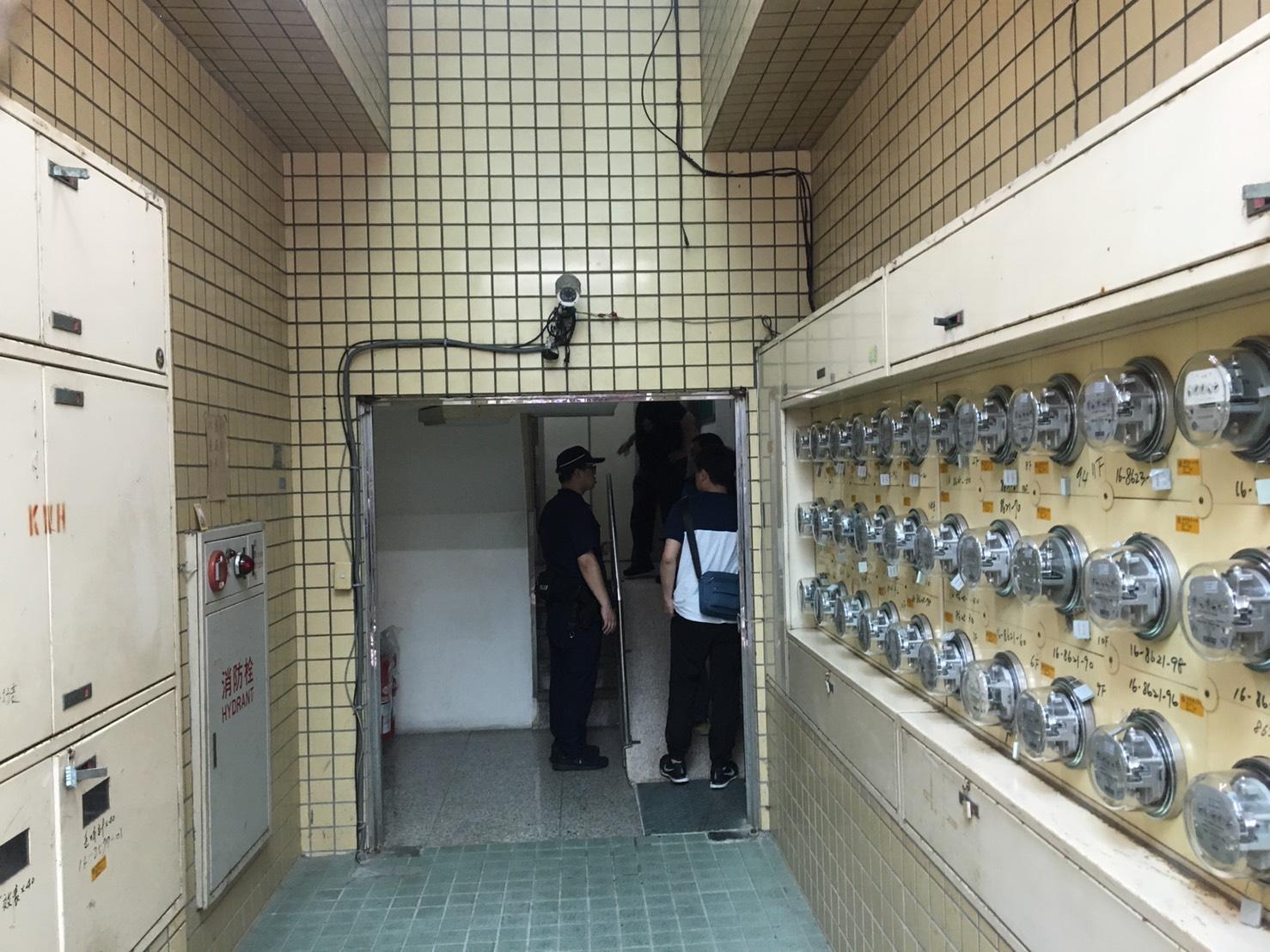 警方赴現場勘驗。(翻攝畫面)