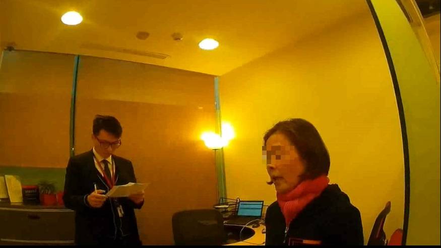 行員及時通報警方，阻止高學歷熟女被網路男蟲詐欺。（翻攝畫面）