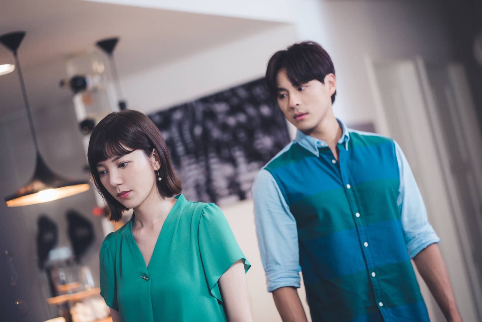 郭雪芙和孫其君飾演小資情侶，感情遇到難關。（八大提供）