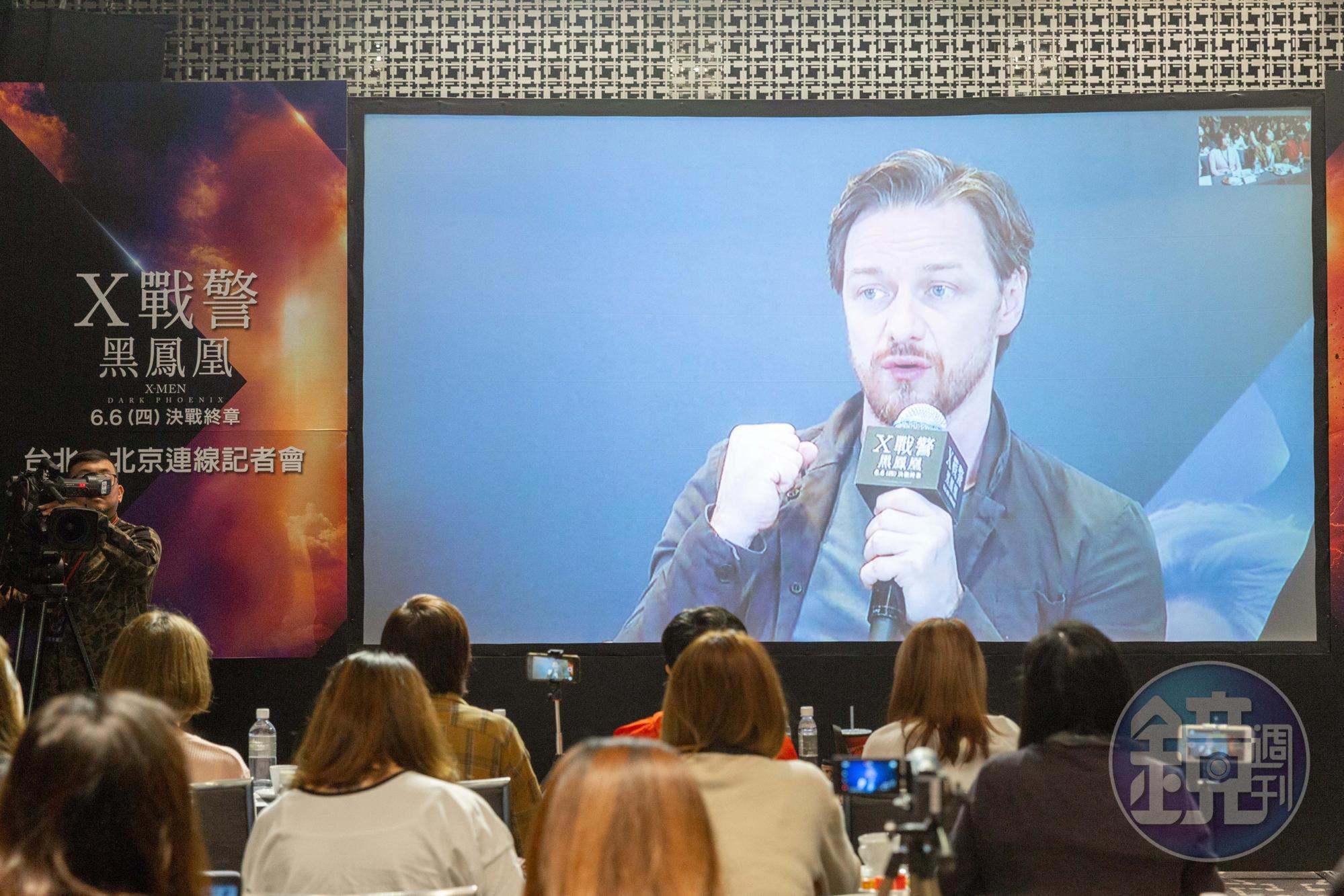 詹姆斯麥艾維雖然演的是願意與人類融合且和平共處的X教授,但私下他卻比較認同萬磁王的離群索居理念。