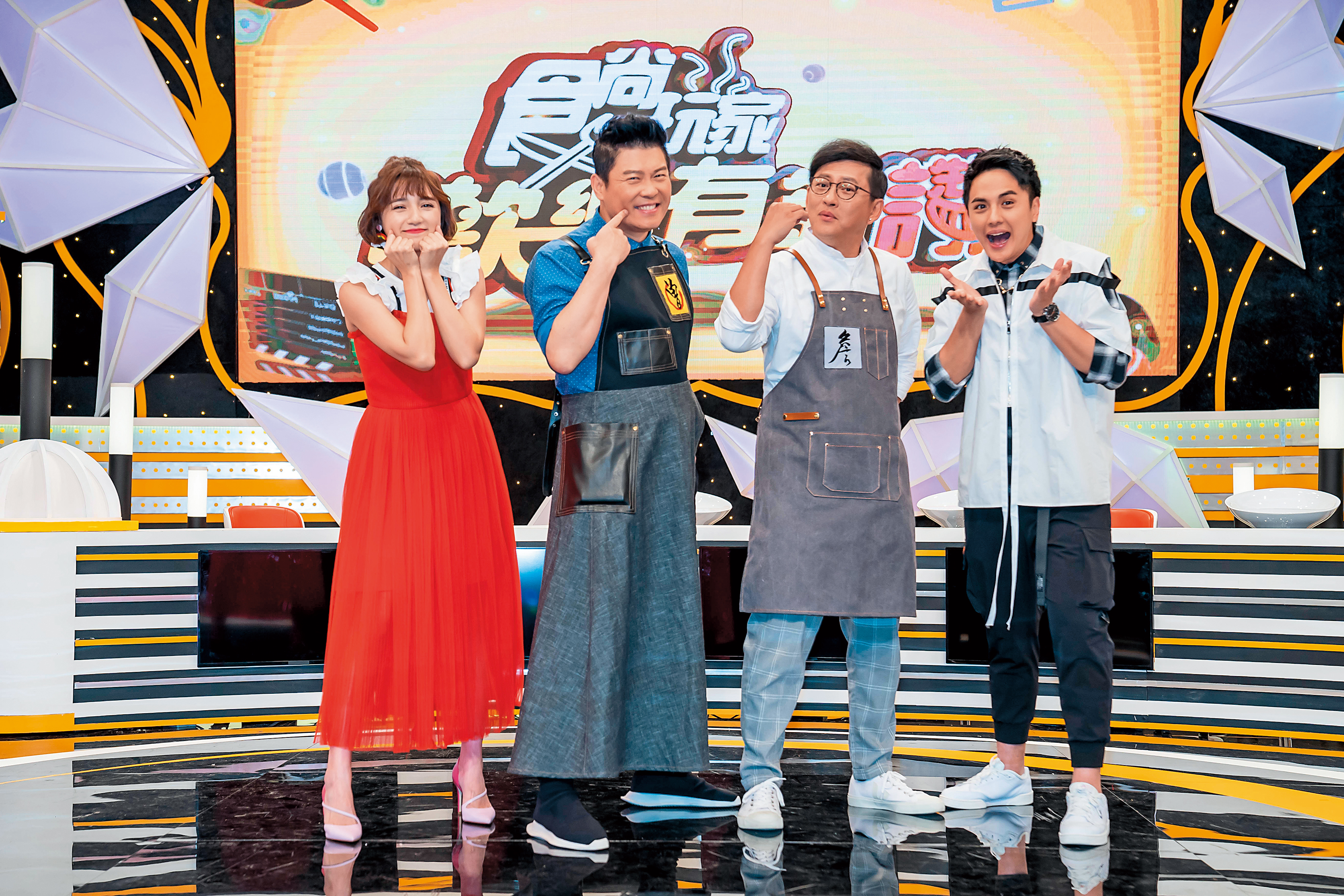 新節目《食尚玩家歡樂有夠讚》 讓曾國城（左二）與Dora（左一）、詹姆士（右二）及曾子余一起把美食當成益智問答競賽。（TVBS提供） 