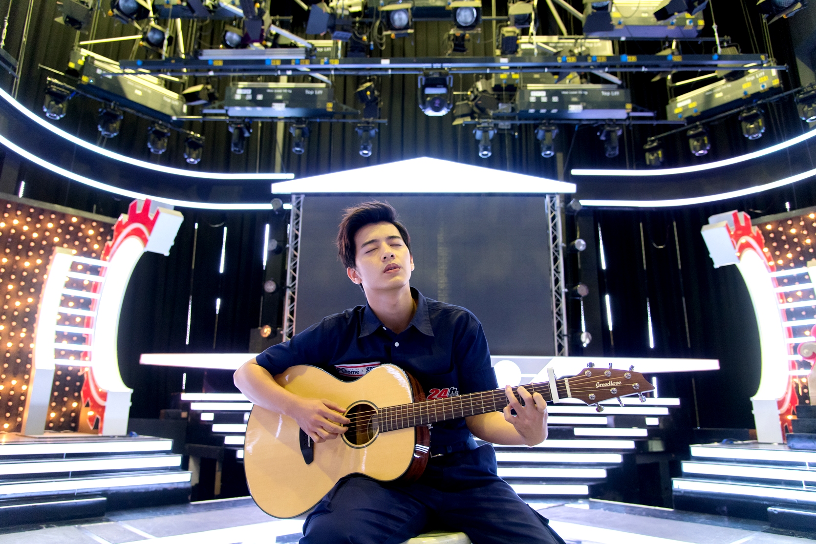 李宗霖在劇中自彈自唱，完成歌手夢。（三立提供）