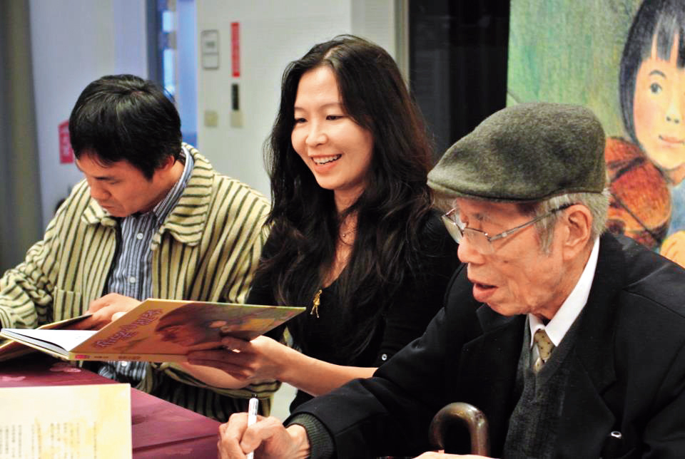 幸佳慧（中）與白色恐怖受難者陳孟和（右）訪談後，將他的生命故事寫成《希望小提琴》，紀錄歷史也傳達人權精神。（幸佳慧提供）