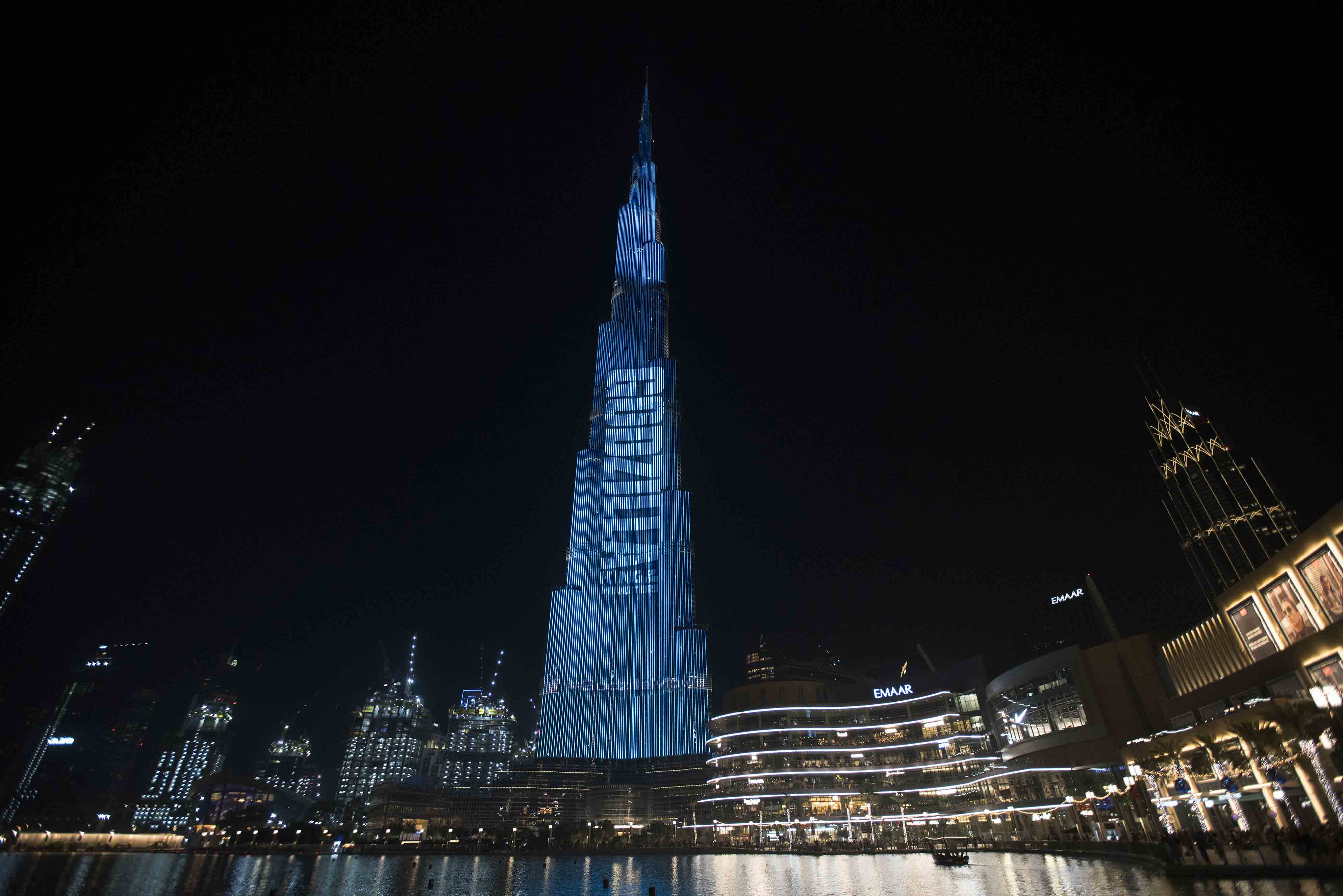 世界最高大樓杜拜哈里發塔，在外牆上投放怪獸對決的畫面，宣告《哥吉拉II怪獸之王》在世界上映。（華納兄弟提供）