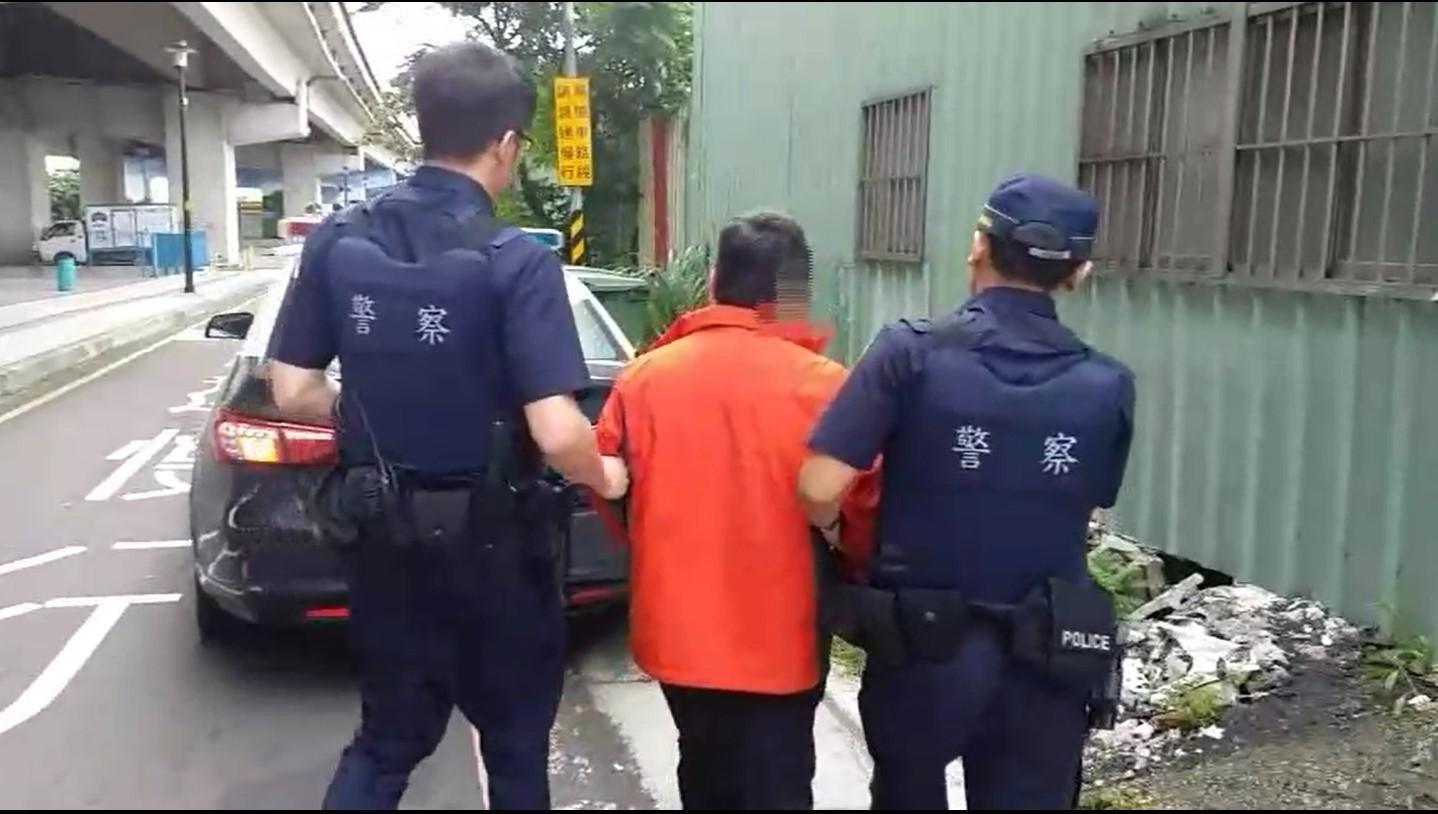 鍾男被警方帶回派出所訊問。（翻攝畫面）