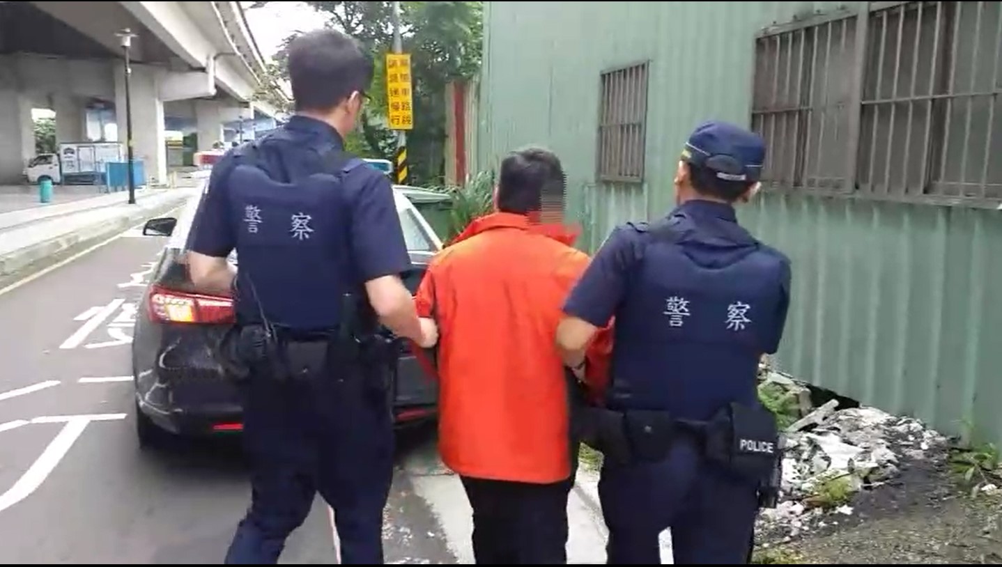 鍾男被警方帶回派出所訊問。（翻攝畫面）