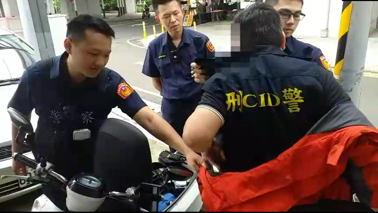 鍾男身穿刑警背心遭警方盤查。（翻攝畫面）
