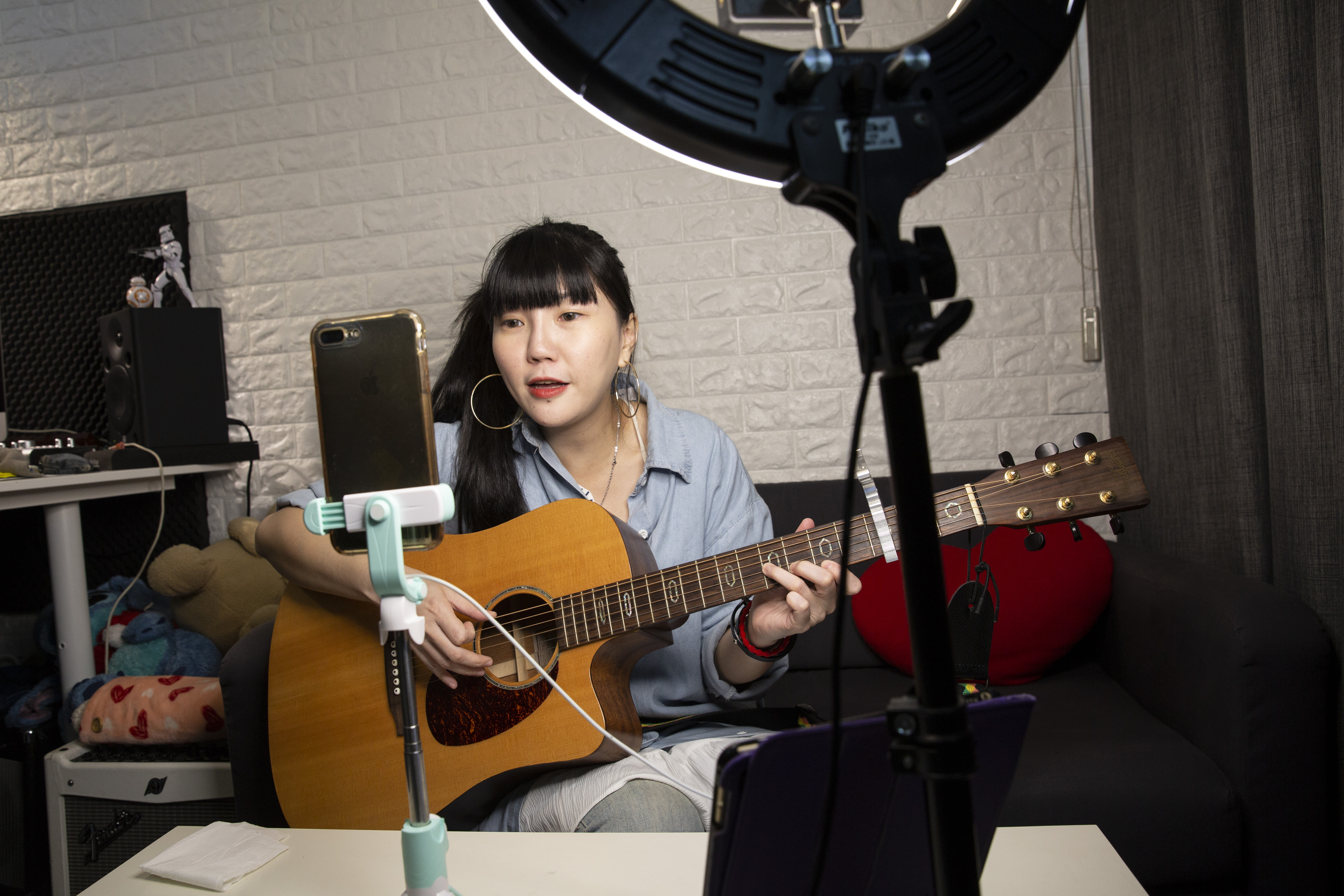 粉粉本來對直播印象不佳，沒想到這份工作卻從兼職成了正職。