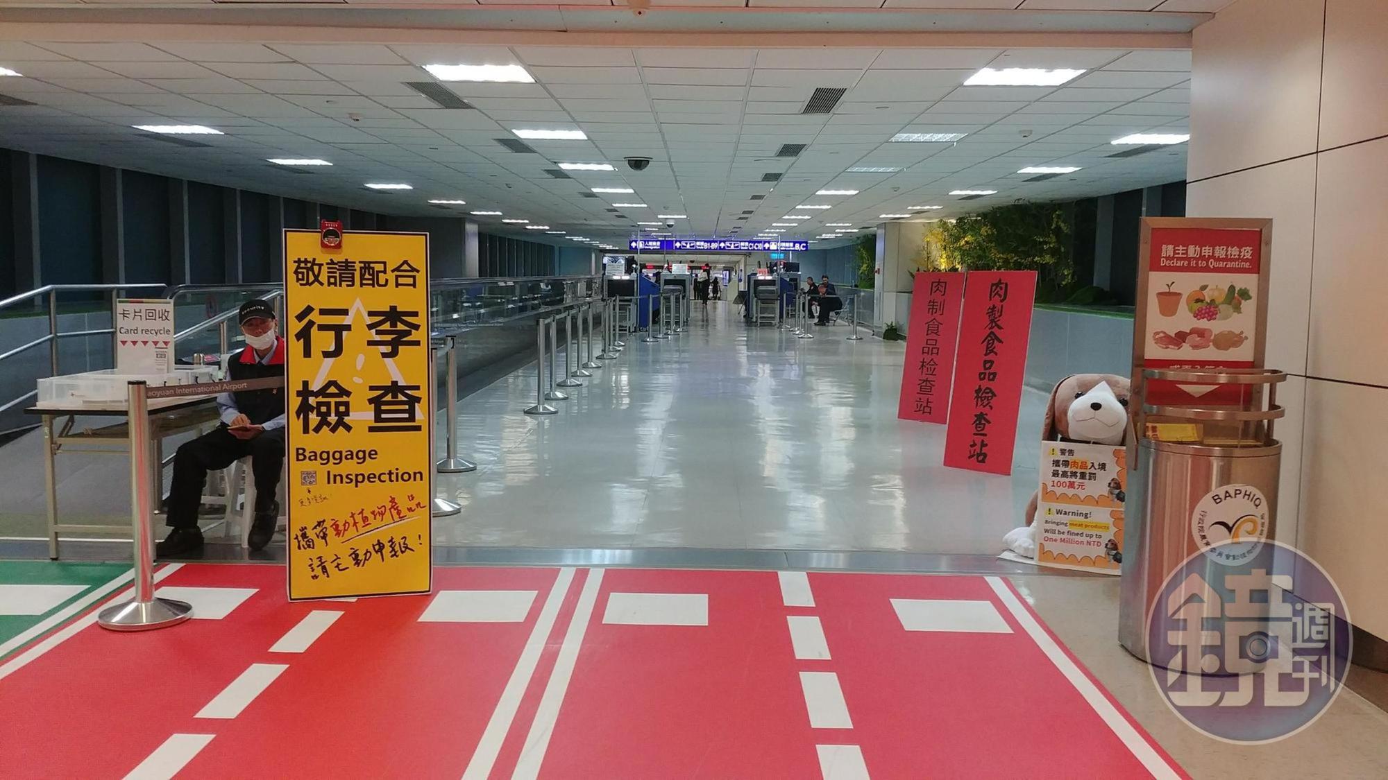 桃園機場入境處有看板提醒旅客勿帶肉製品。