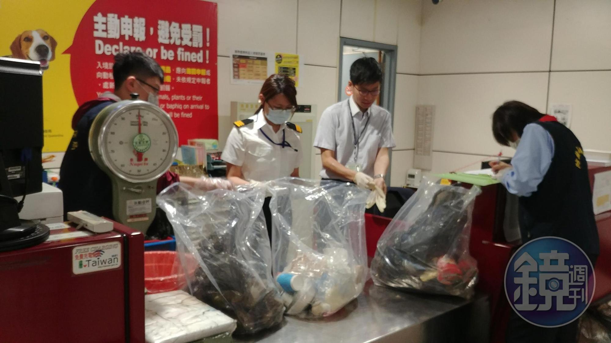 除了看板告知，防疫人員也會針對旅客物品一一檢查。