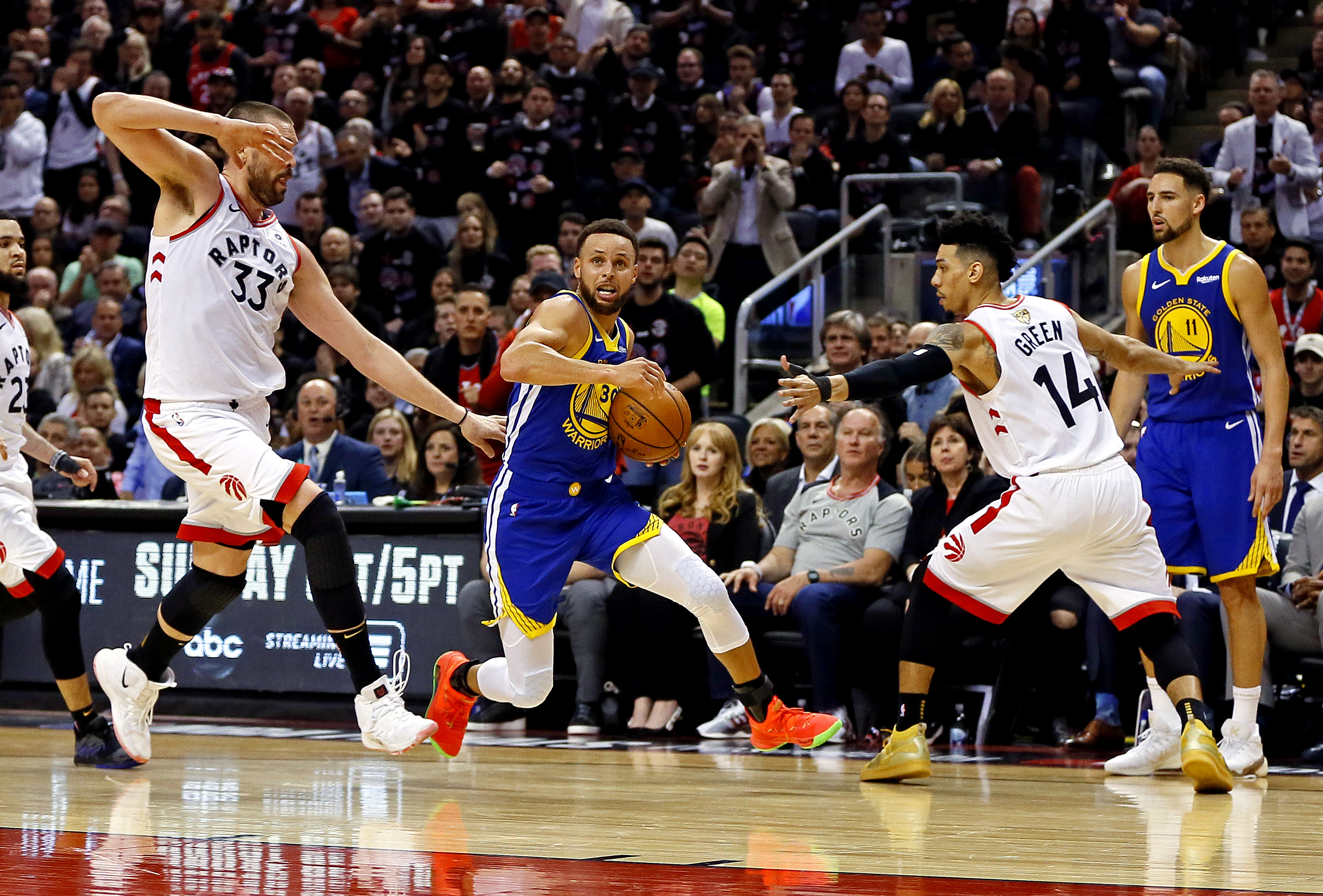 柯瑞個人雖砍下全場最高34分，仍不敵暴龍大軍強攻。（東方IC）