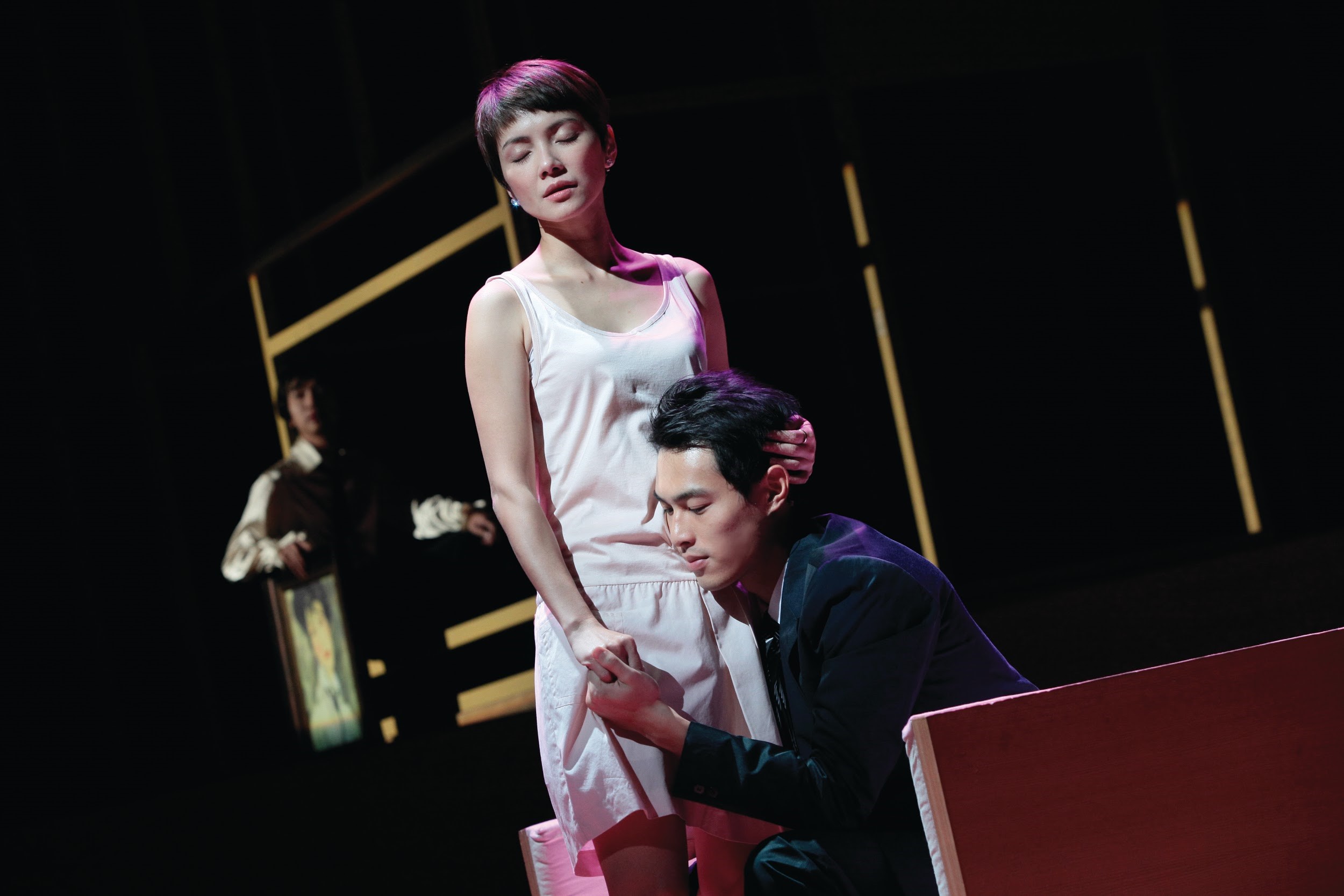 李心潔（中）與楊祐寧（右）主演的《命運建築師之遠大前程》解構並新詮狄更斯經典。（非常林奕華提供）