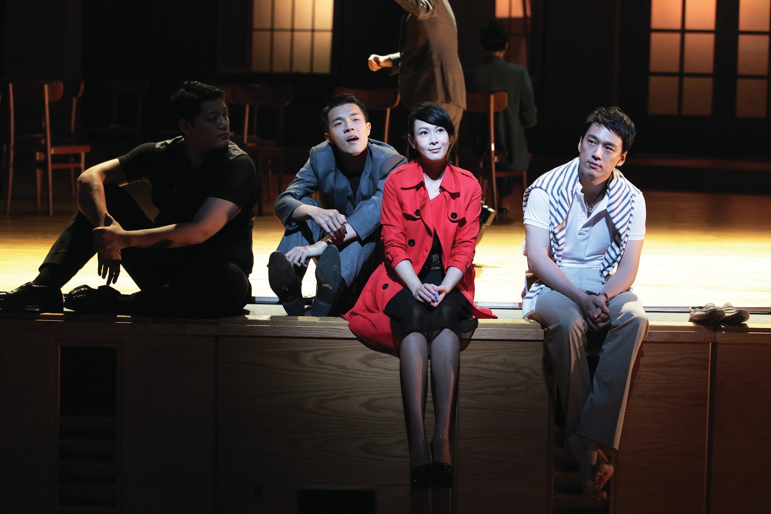劉若英（右二）在《紅娘的異想世界之在西廂》中具有多重身分，跳脫以往的戲路，右一為男主角王耀慶。（非常林奕華提供）