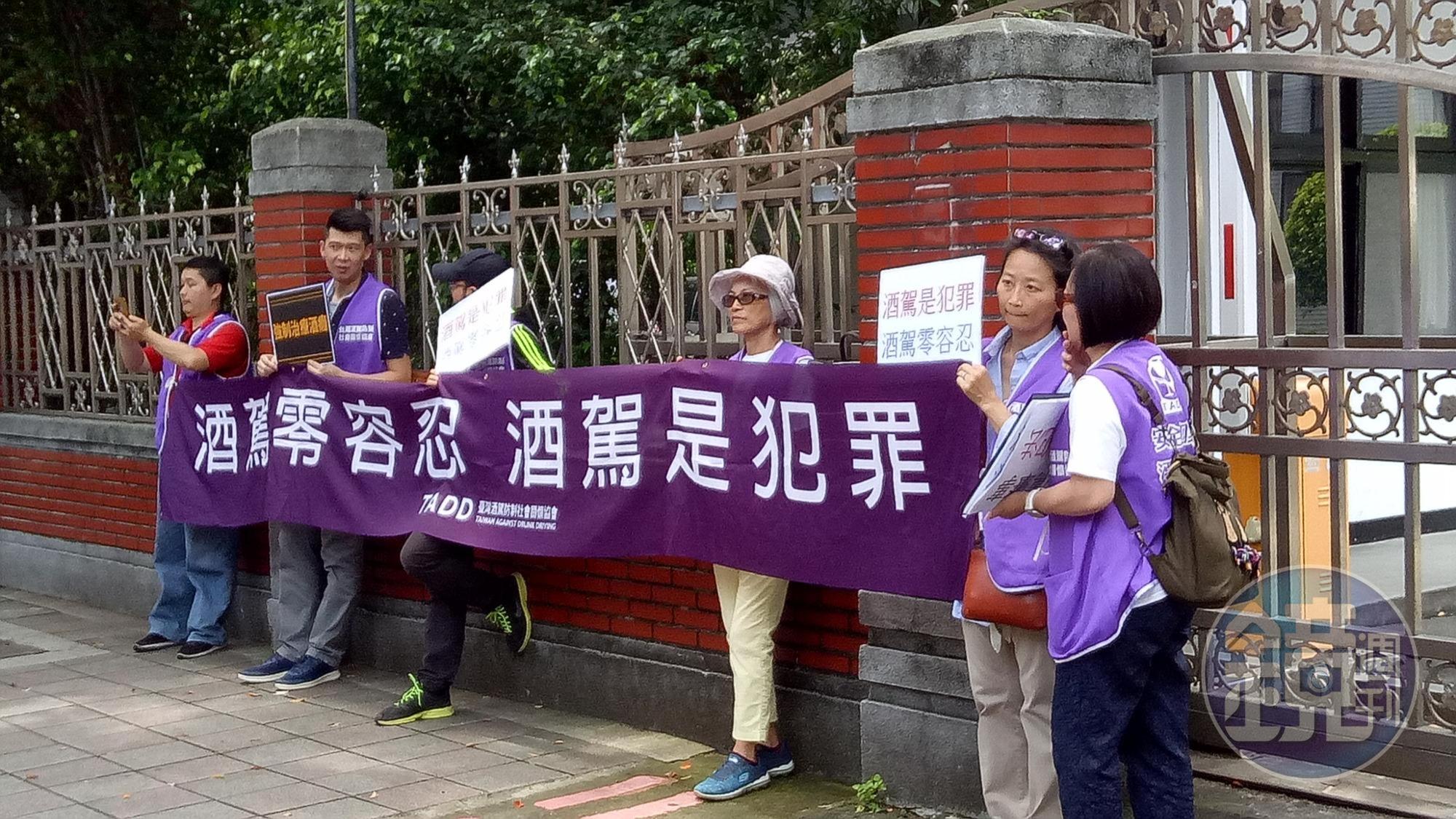 台灣酒駕防制社會關懷協會今在立法院側門外舉布條表達修法訴求。