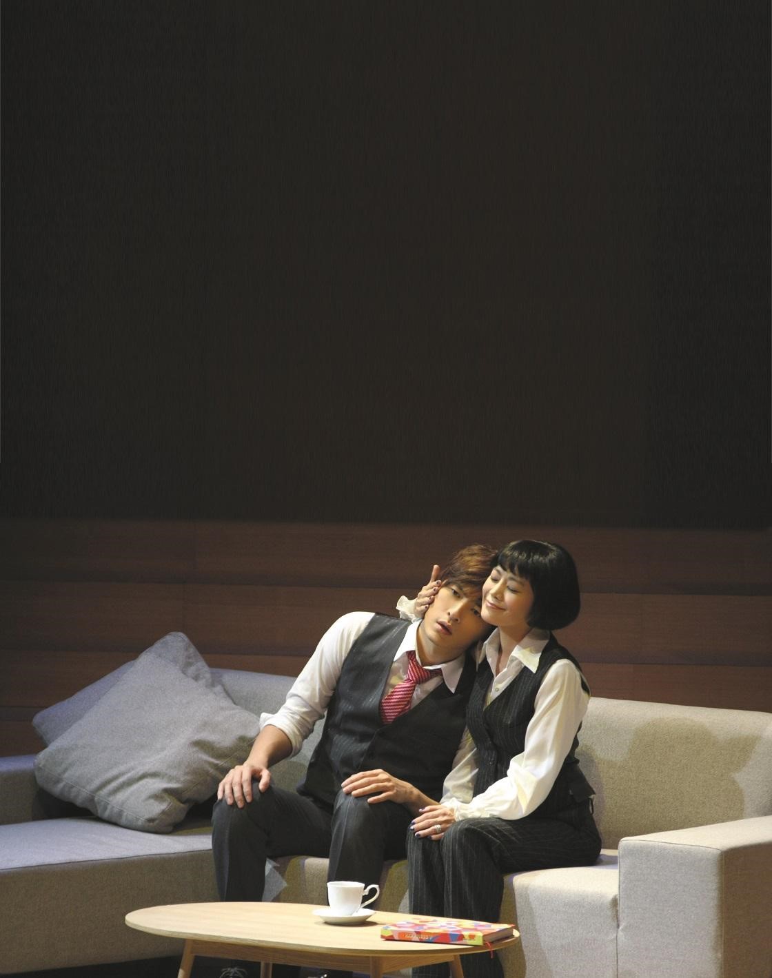 張艾嘉（右）編劇、主演的舞台劇《華麗上班族之生活與生存》創下演出83場的佳績，左為鄭元暢。　（非常林奕華提供）