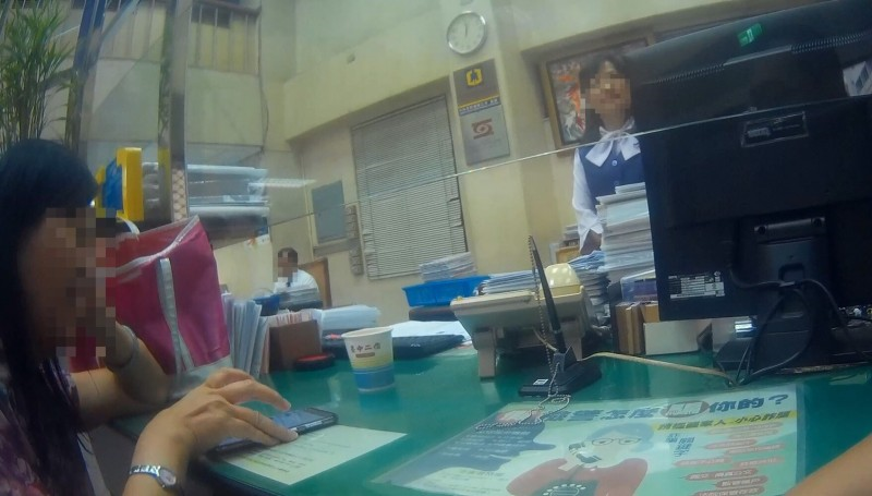 盧女（左）堅持匯款給認識兩個月、未曾謀面的「威爾森」。（翻攝畫面）