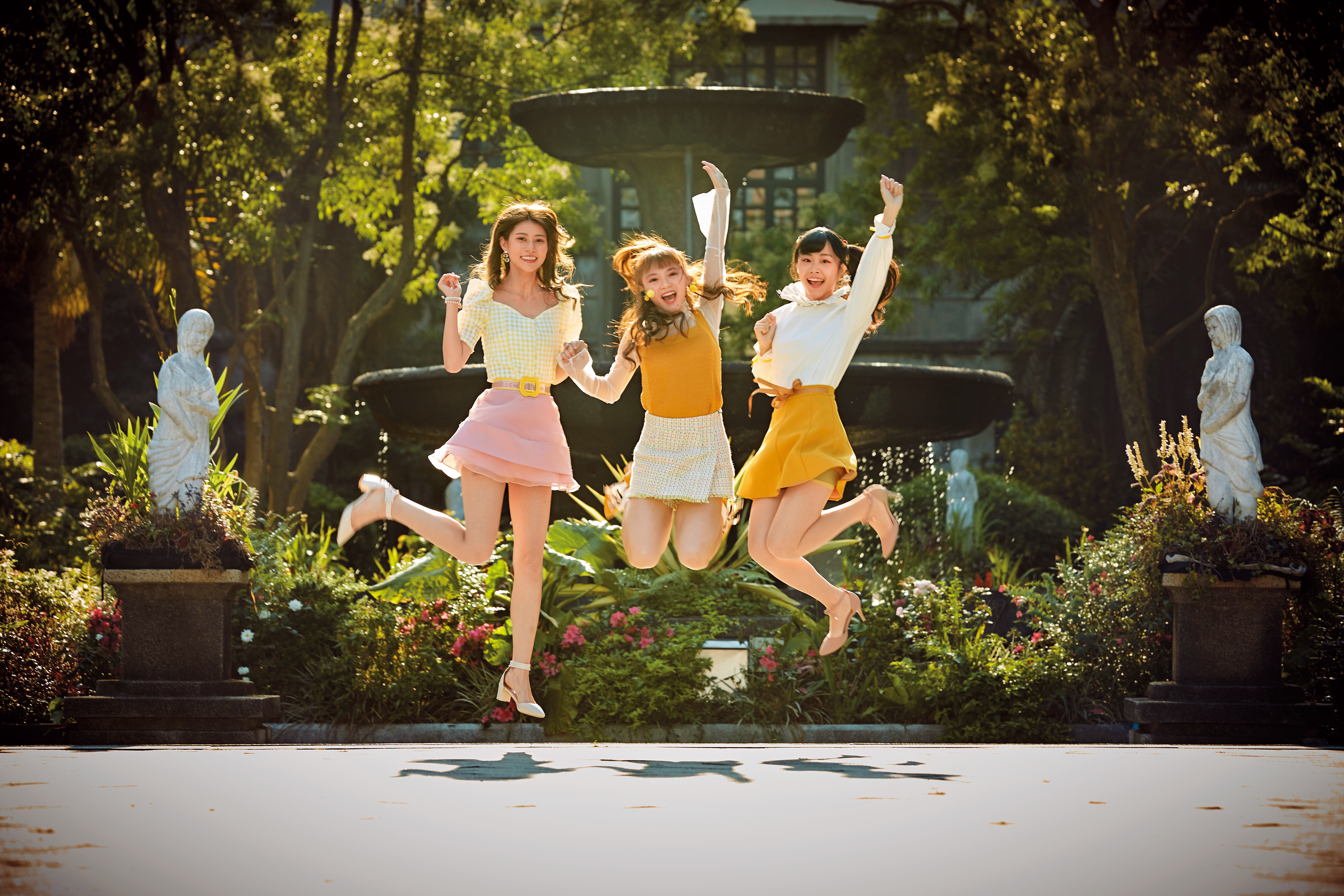 成軍三年的AKB48 Team TP，由隊長陳詩雅（中）率領日籍團員阿部瑪利亞（左）及研究生周佳郁（右）等進攻演藝圈，青春洋溢。