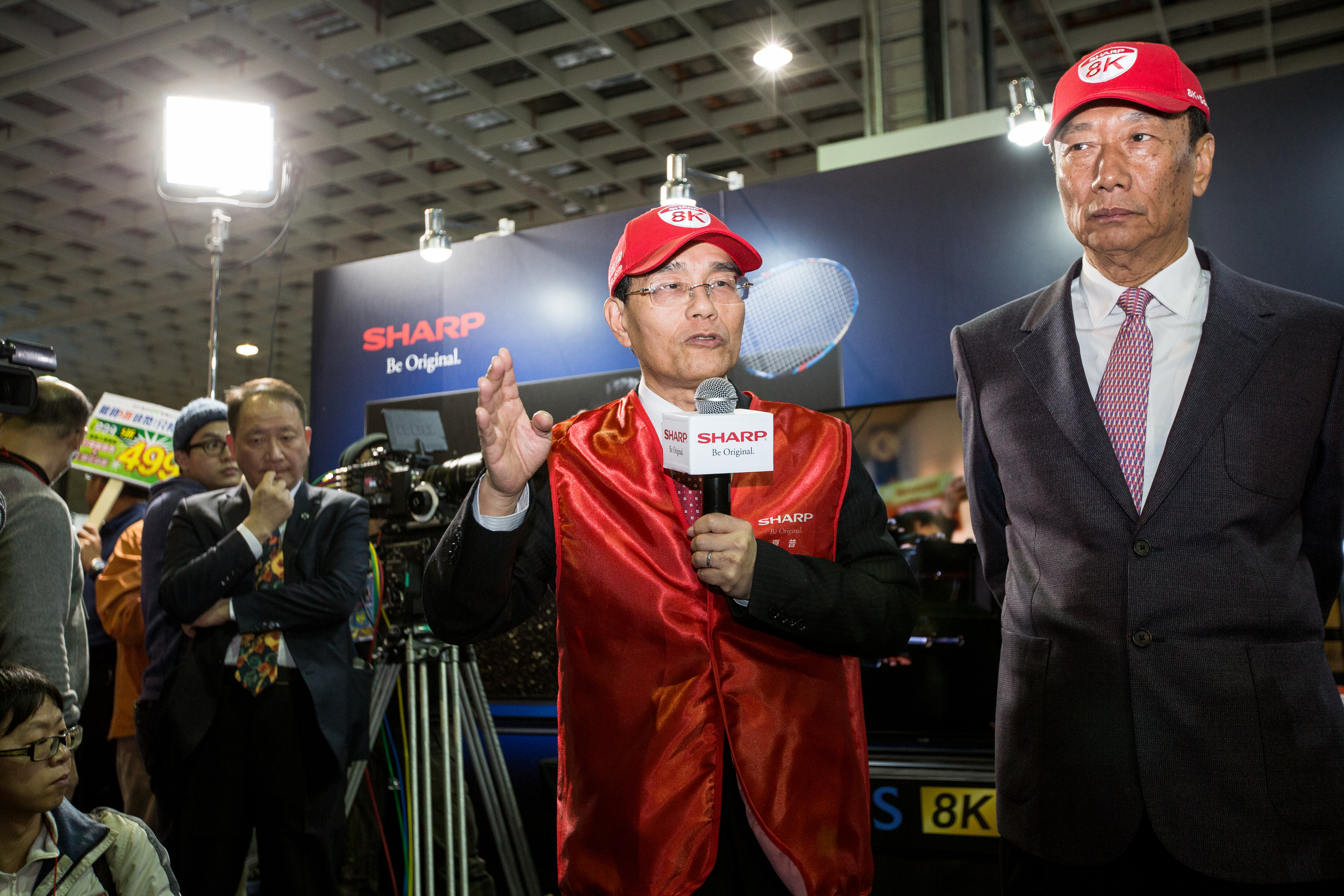 夏普社長戴正吳談起自己當年加入鴻海的緣由，就因為郭台銘（右）的一句話。