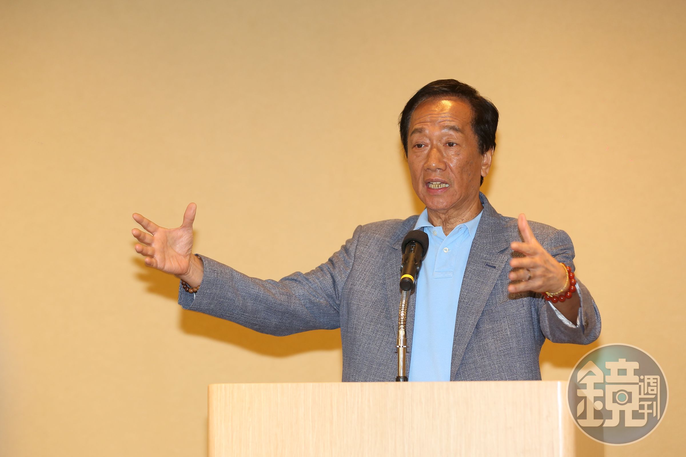郭台銘再度談及幫記者綁鞋帶事件，坦言過去比較不怕記者，現在卻相反最怕記者，幫記者綁個鞋帶就被寫成這樣。（本刊資料照）