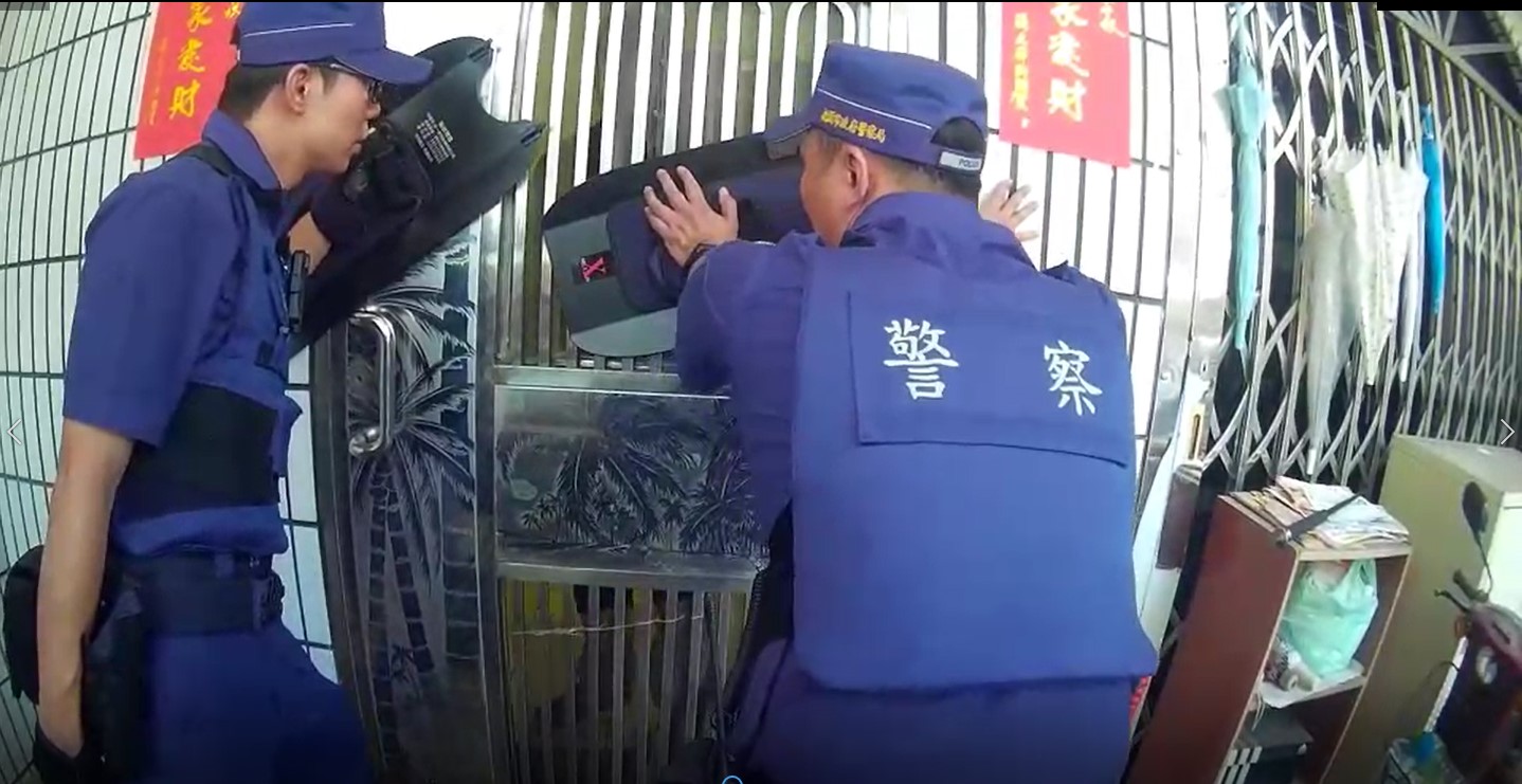 員警持盾牌與張嫌對峙。（翻攝畫面）