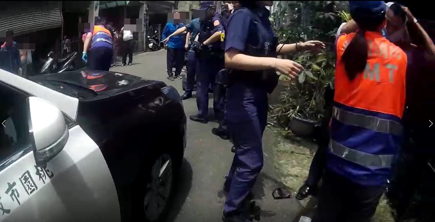 救護人員正在幫受傷員警進行包紮。（翻攝畫面）