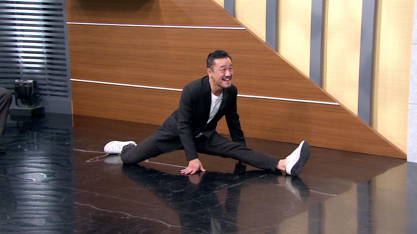 重機狂熱騎士陳為民日前上年代新聞《聚焦2.0》，分享自己愛車成痴後留下的隱疾。（年代）