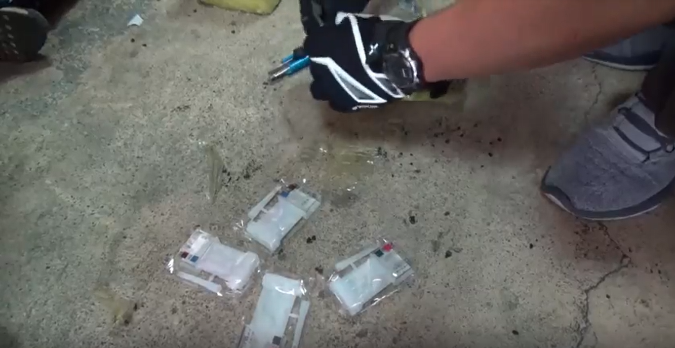 警方打開茶葉包，起出大量安毒。（翻攝畫面）