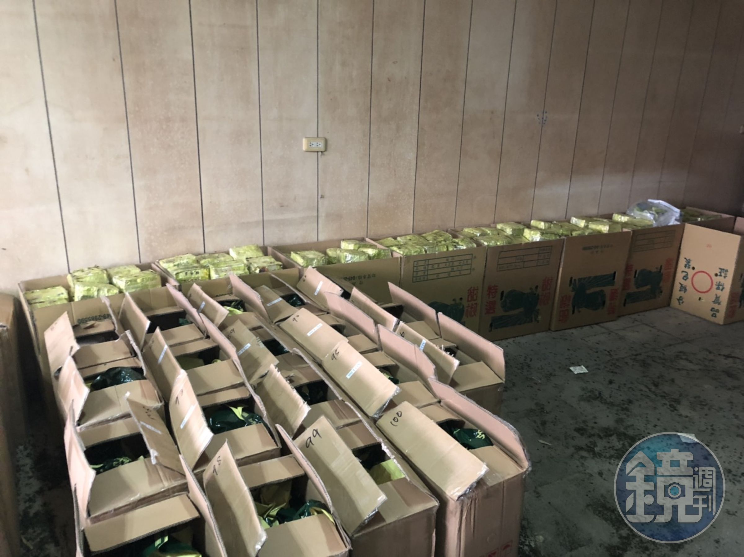 警方在南投山區起出大量內含安毒的茶葉包。（翻攝畫面）