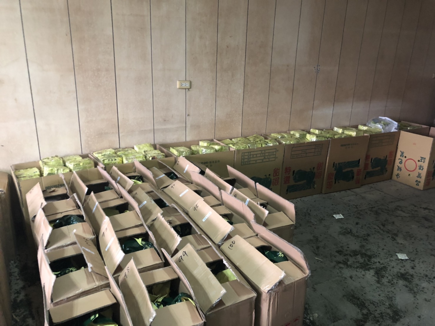警方在南投山區起出大量內含安毒的茶葉包。（翻攝畫面）