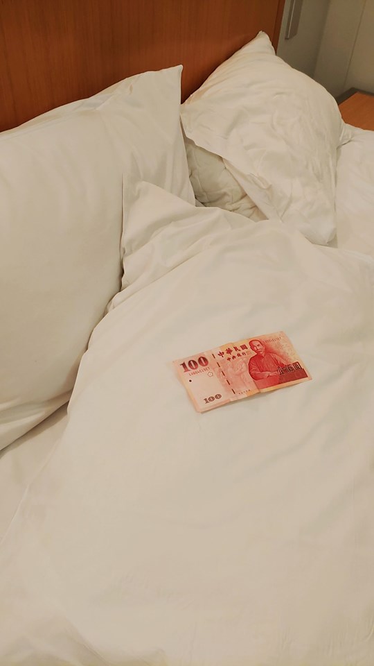 486先生透露自己出國都會給小費行銷台灣，引起網友不同看法。（翻攝自486先生臉書）