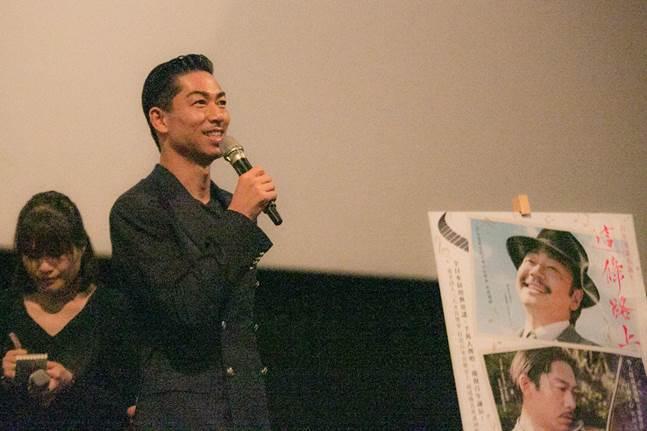 日本男偶像團體「放浪兄弟」天菜核心團員AKIRA在《這條路上:百年童謠的誕生》電影首映會閃亮現身,讓全場爆滿粉絲們驚聲尖叫。(亮點國際影業)