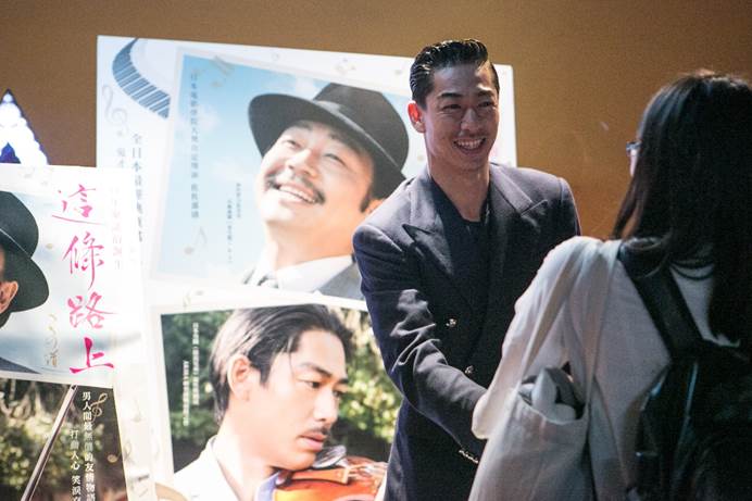 俊俏瀟灑的AKIRA非常平易近人，在首映會上除親自贈送簽名限量海報給幸運影迷外，並且很有耐性在現場與每位粉絲逐一握手。（亮點國際影業）