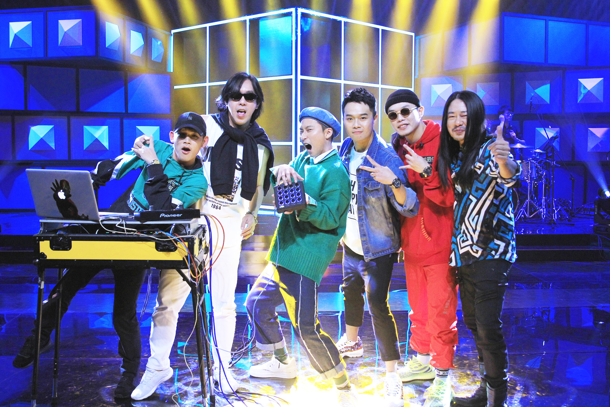 「台客電力公司」、「草屯囝仔」參加台語歌唱節目《台灣金頌》錄影。（公視提供）