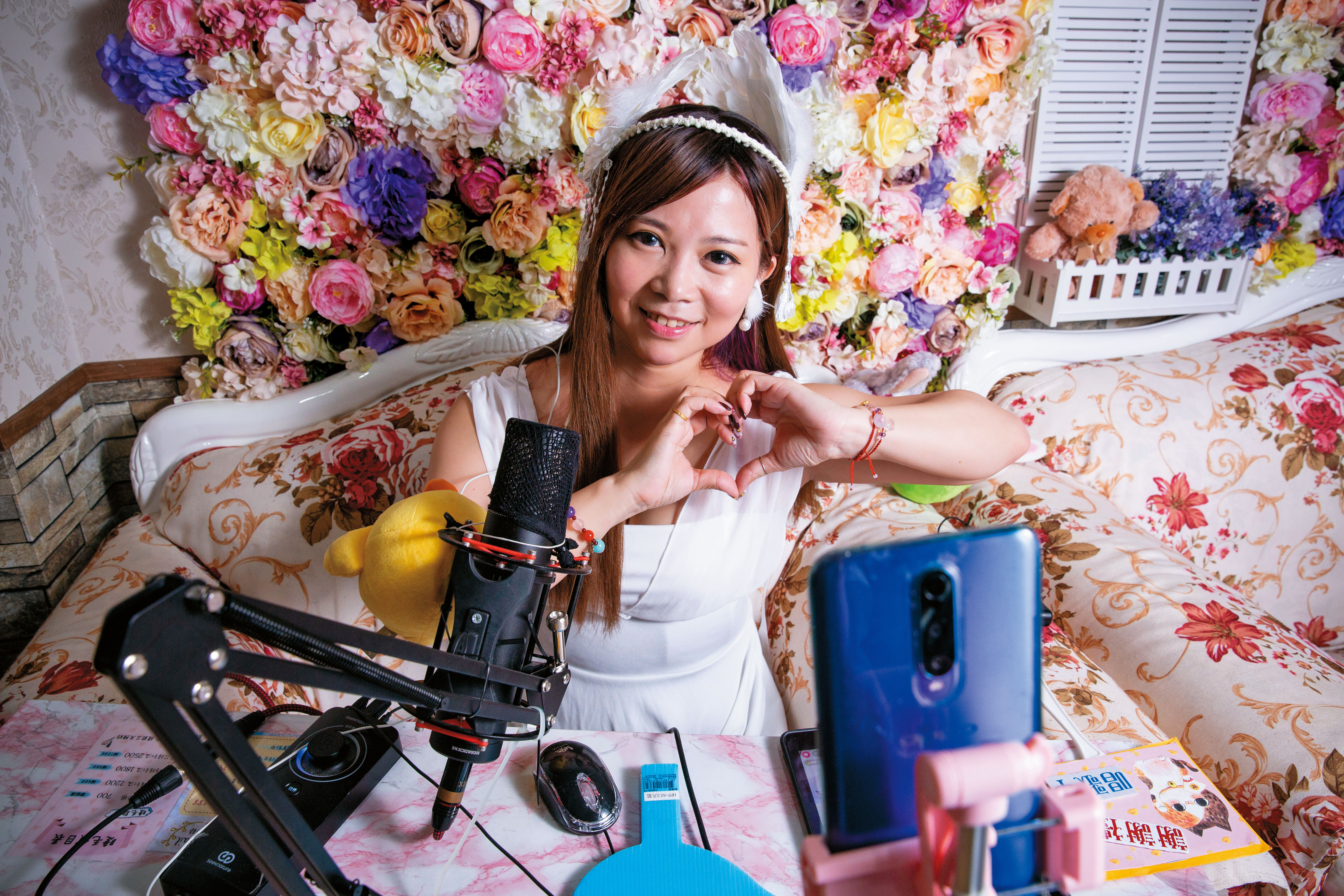 琳薇在直播間結識了不同生活圈的朋友，也在粉絲的關愛中一圓明星夢。