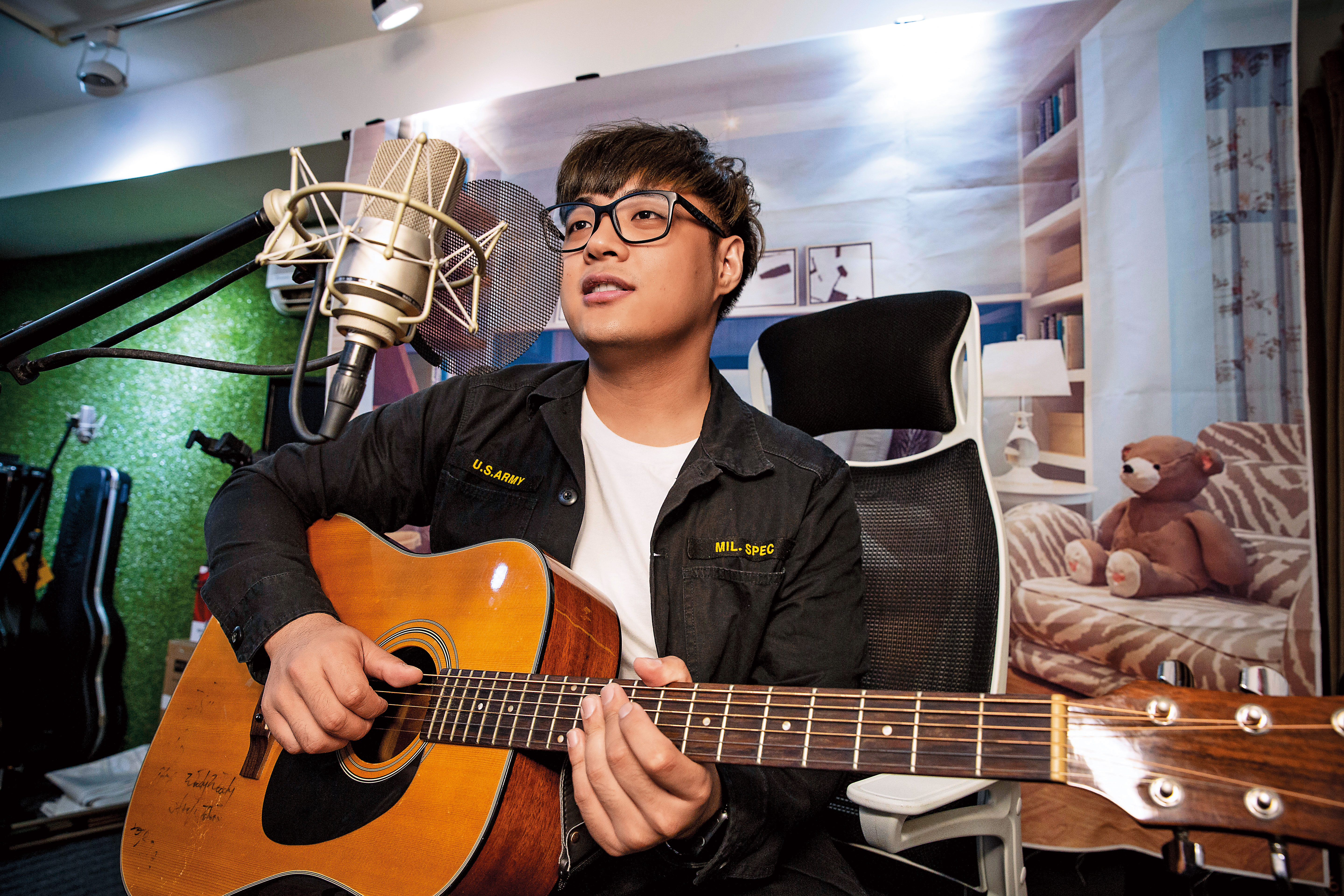 鎮安的母親、阿姨、舅舅都參加過五燈獎歌唱比賽，鎮安從小就聽著阿妹的歌長大，也時常演唱阿妹的作品。