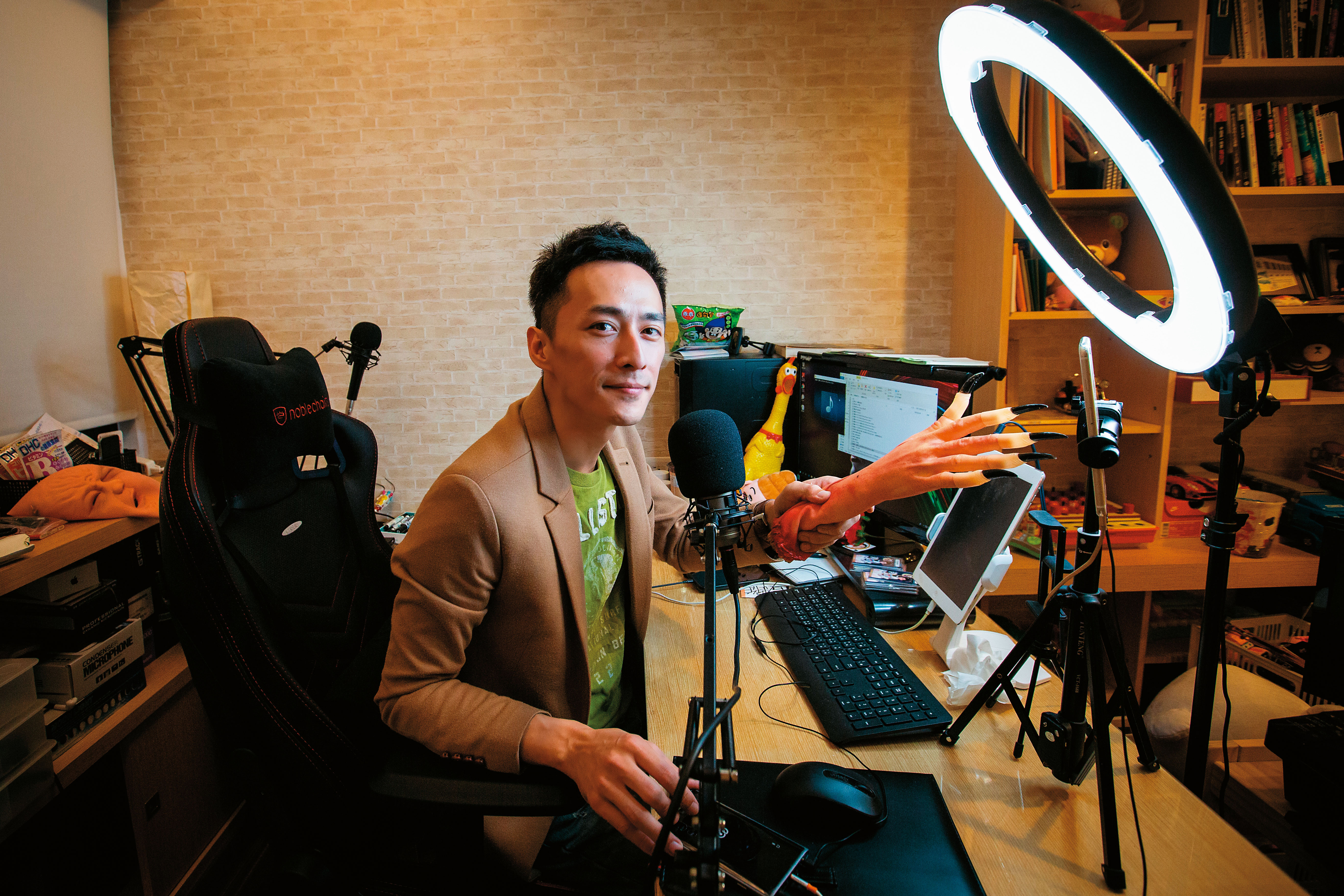 卡馬除了直播平台提供的特效，也會準備道具（如圖中的假手）來逗樂粉絲。