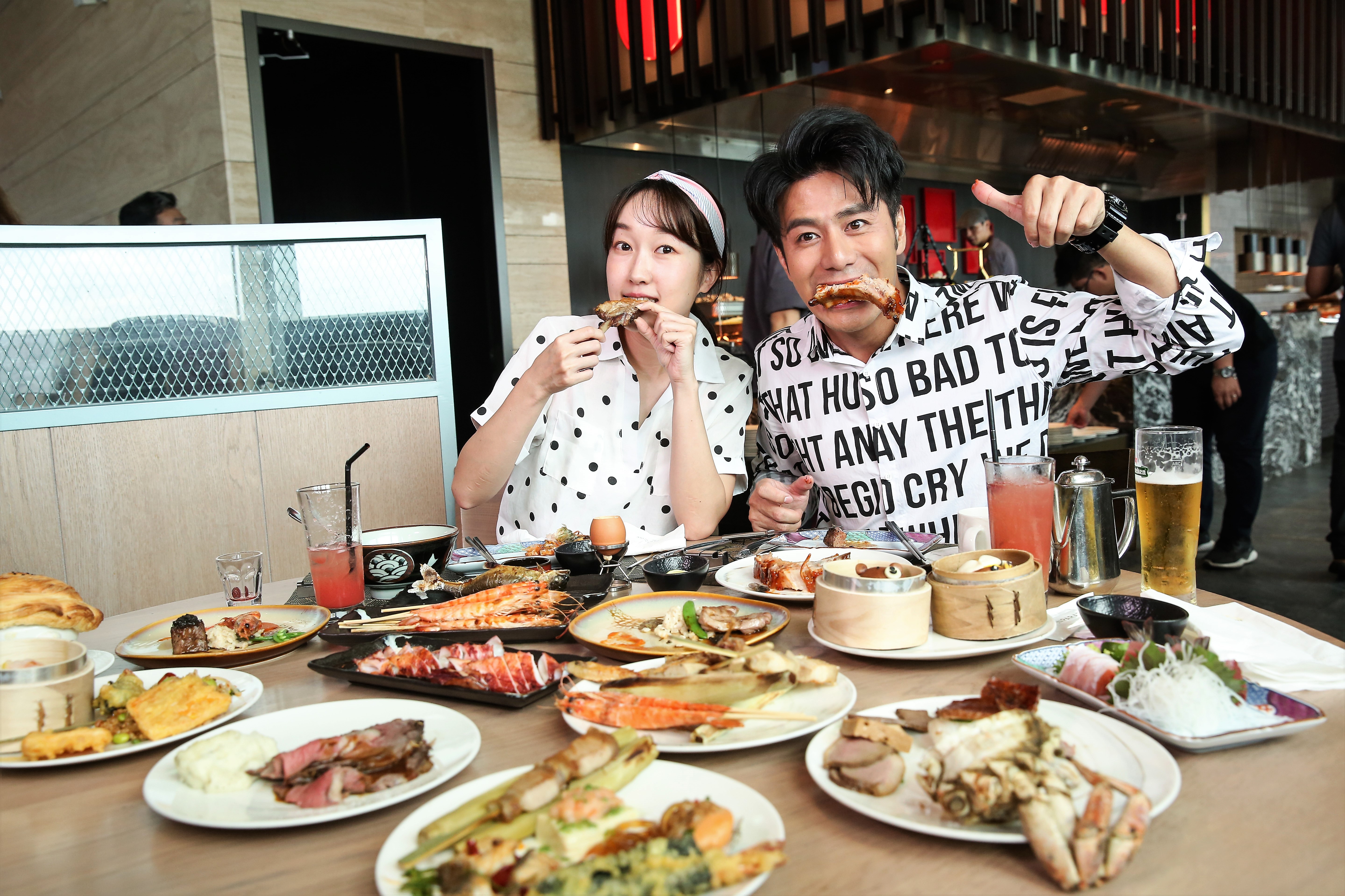 郭彥鈞與巴鈺主持《來去CHECK IN》與大家介紹各地美食。