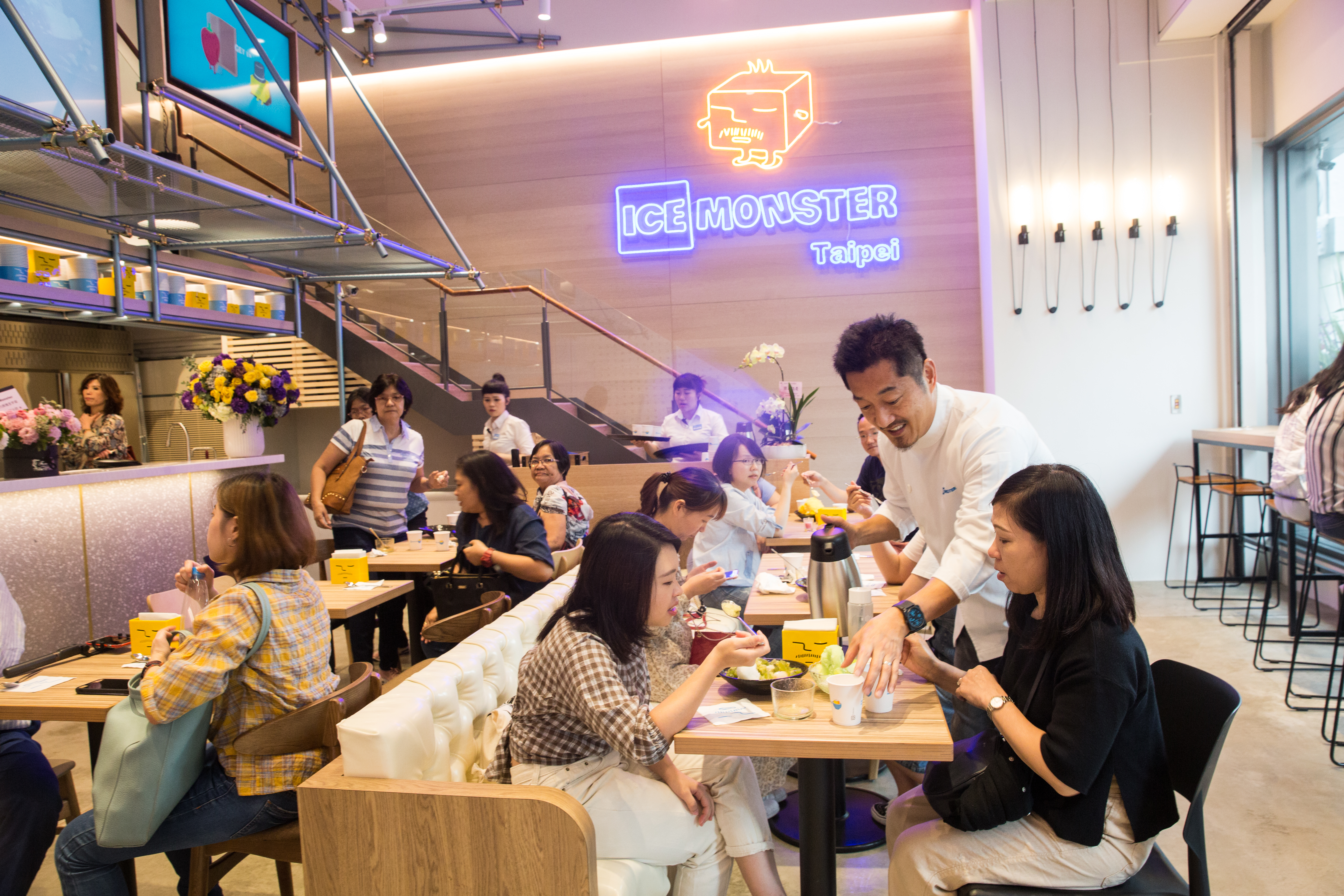 重視顧客口碑，「ICE MONSTER」永康店開幕第一周，羅駿樺親自站店，把關服務品質。
