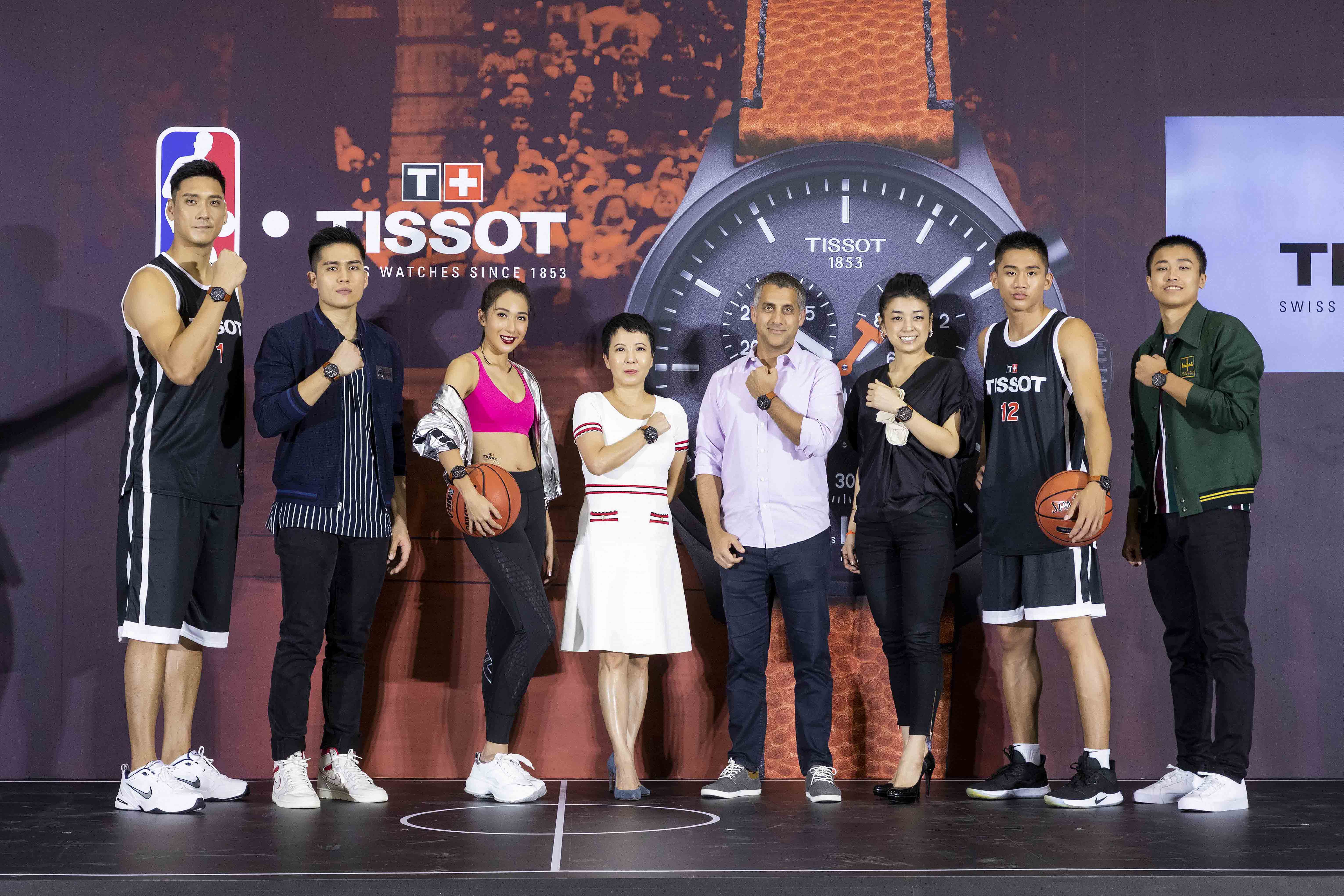 楊晴（左3）穿上運動辣裝，和知名球星合照。（法皇創意提供）