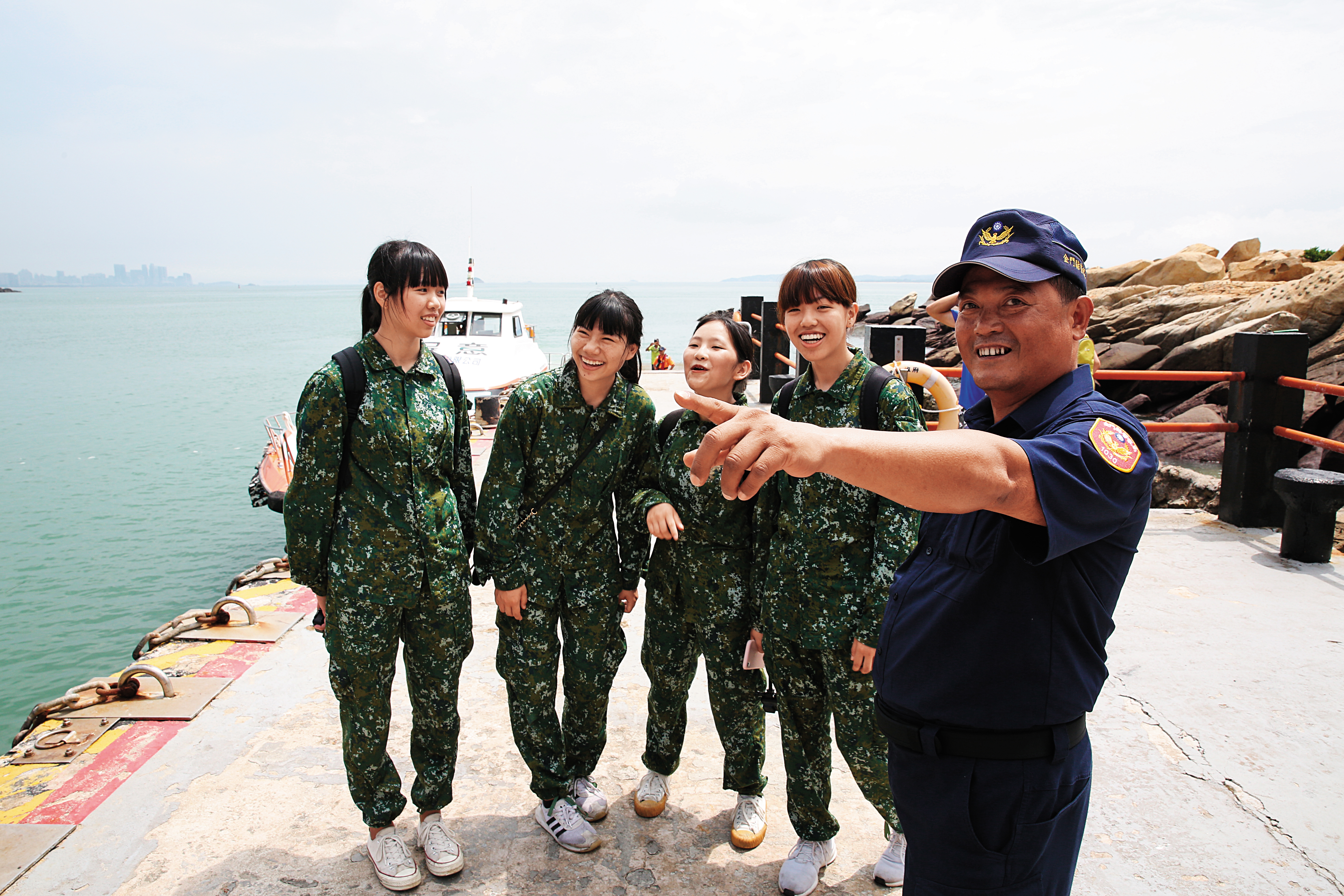 潘明祥（右）執勤時常主動為登島遊客、參與專案活動的學生介紹大膽島。