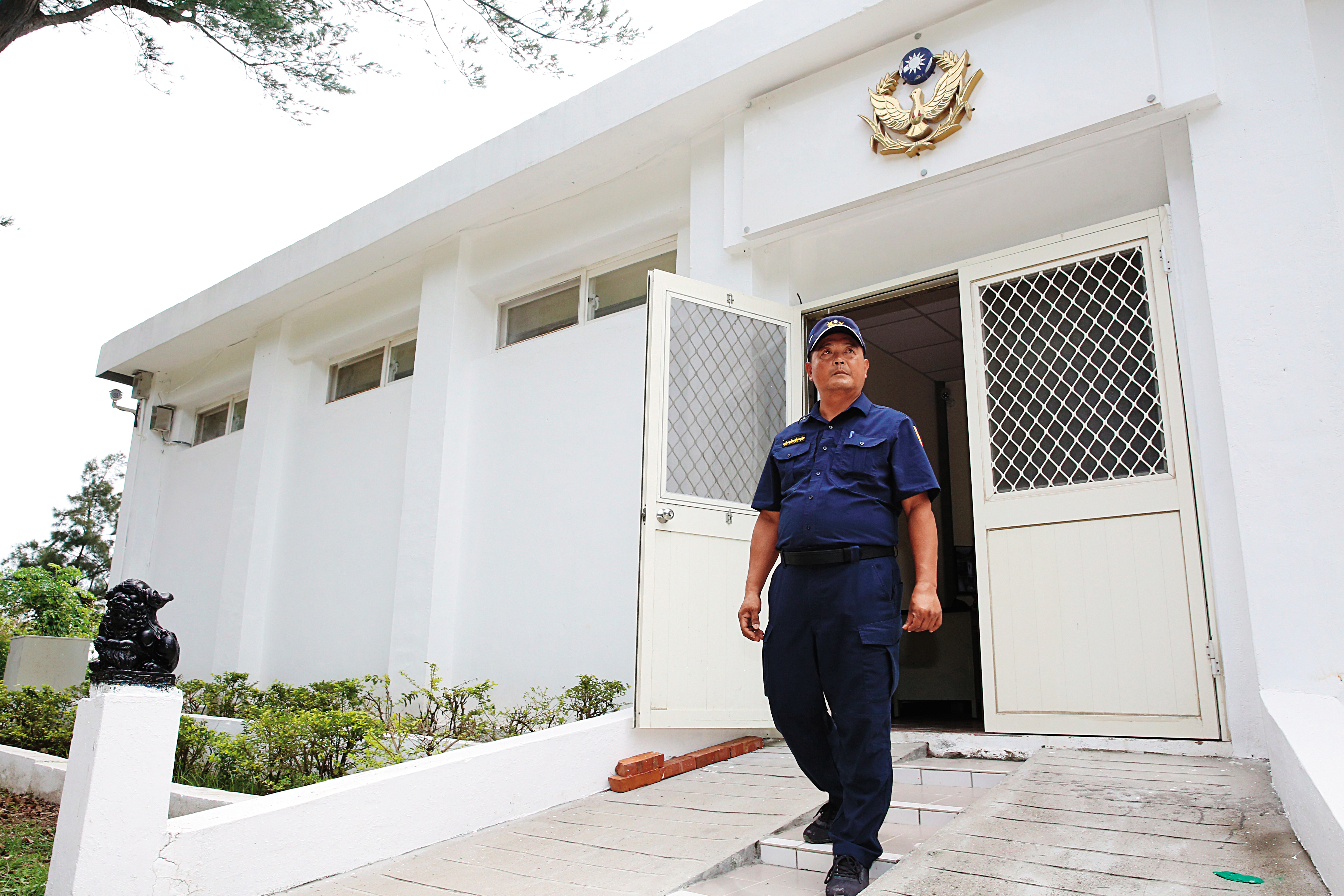 大二膽派出所掛牌前的試營期間，巡佐潘明祥是固定上島的執勤員警。