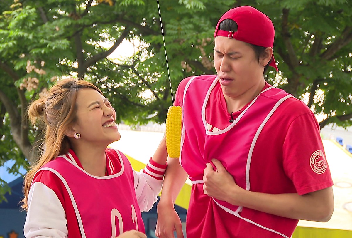 被排與小優搶食玉米闖關，風田直呼不舒服。（台視提供）