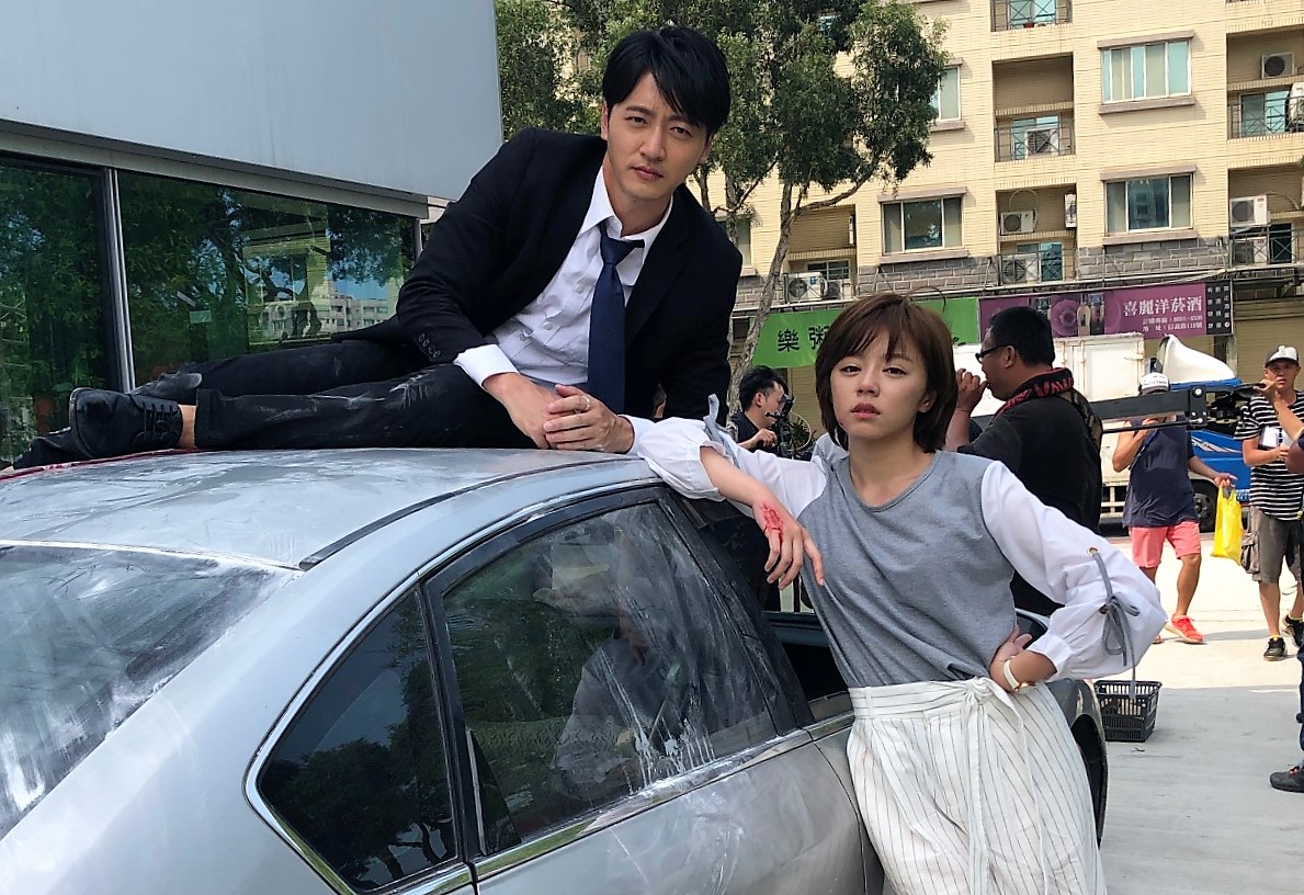 為了呈現完美重頭戲的王瞳及馬俊麟，在太陽下曬了6小時。（民視提供）