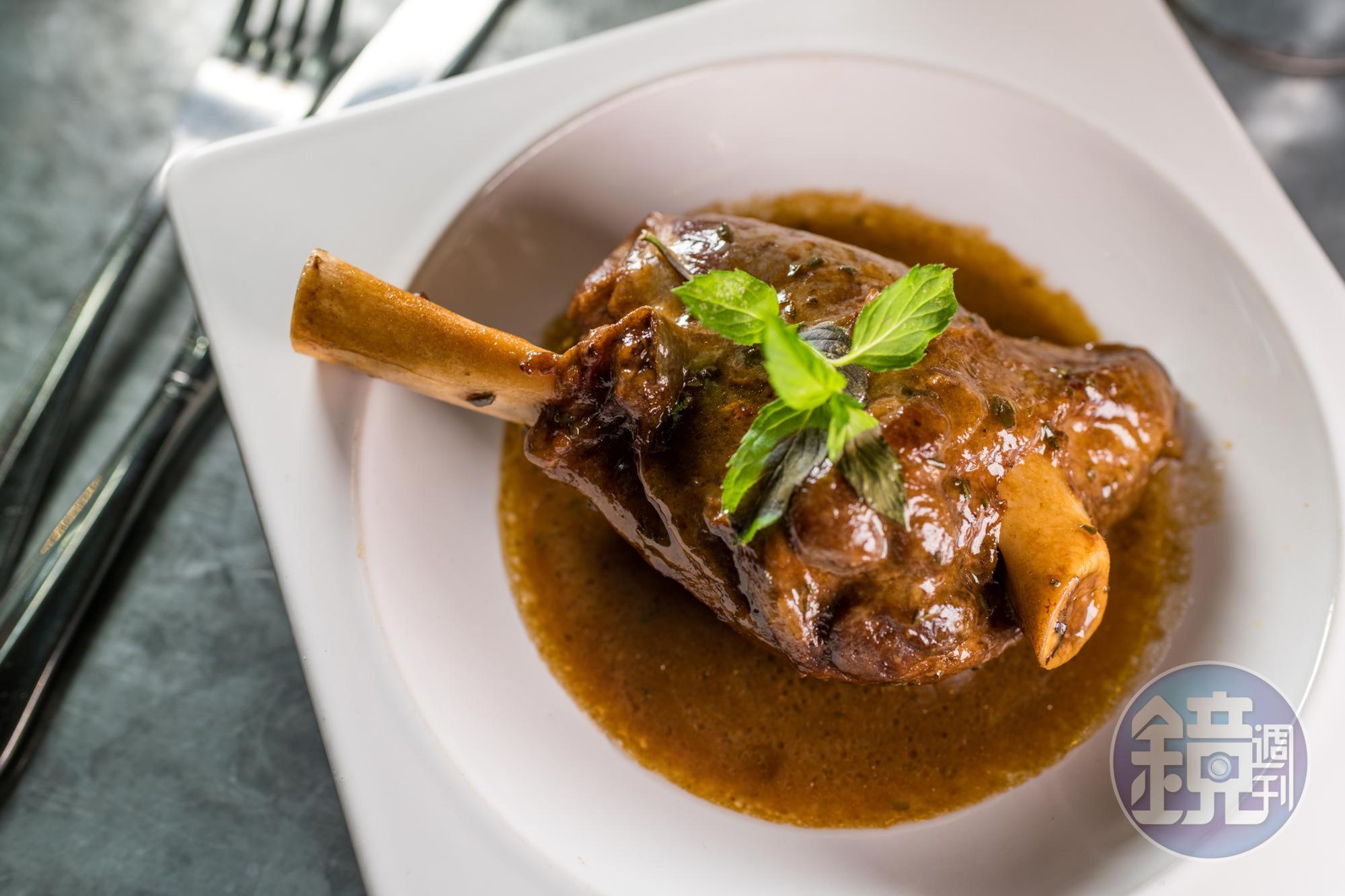 「Irish lamb shank 」加入迷迭香慢燉羊膝，肉質軟爛、醬汁入味。（16.85英鎊／份，約NT$685）