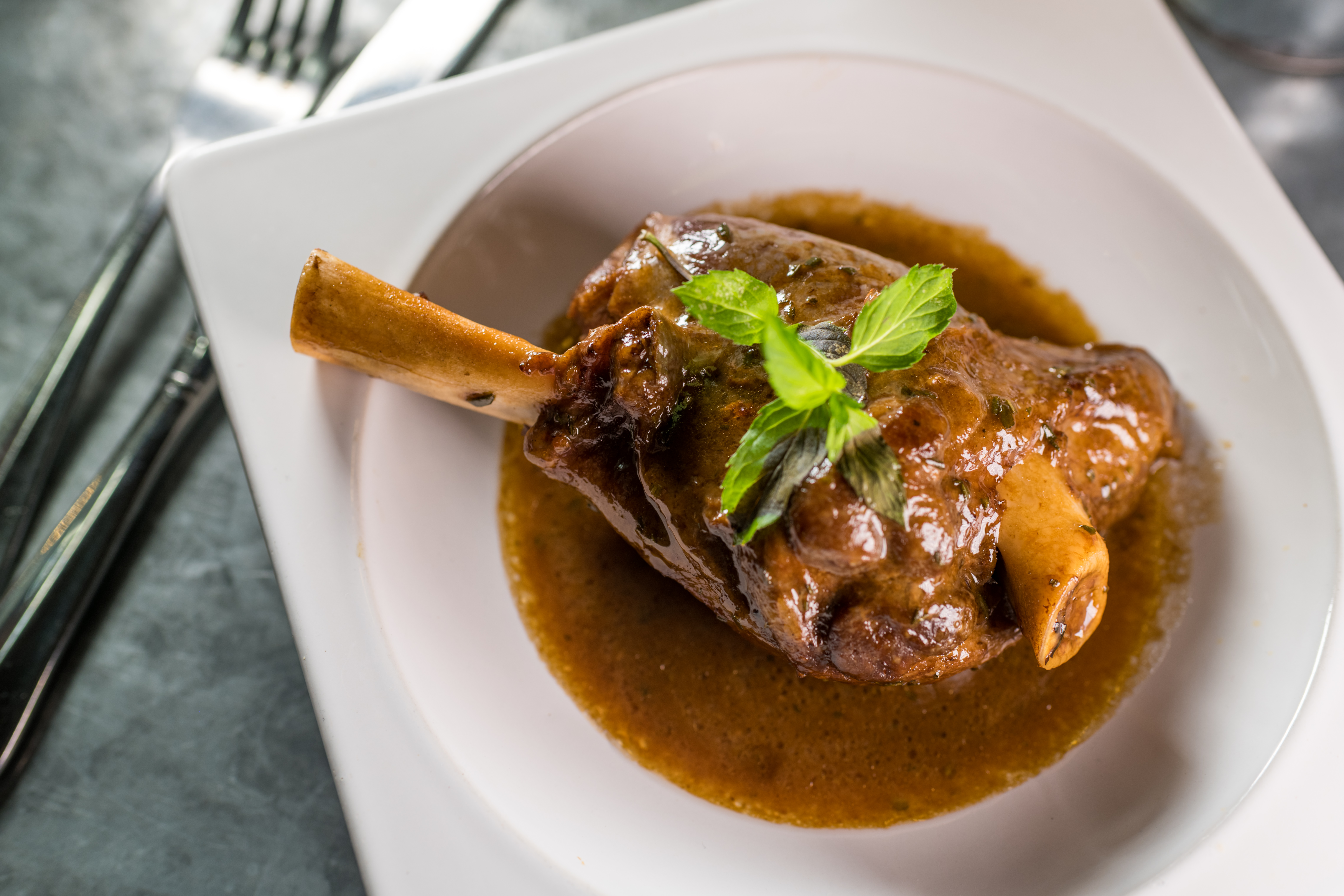 「Irish lamb shank 」加入迷迭香慢燉羊膝,肉質軟爛、醬汁入味。(16.85英鎊/份,約NT$685)
