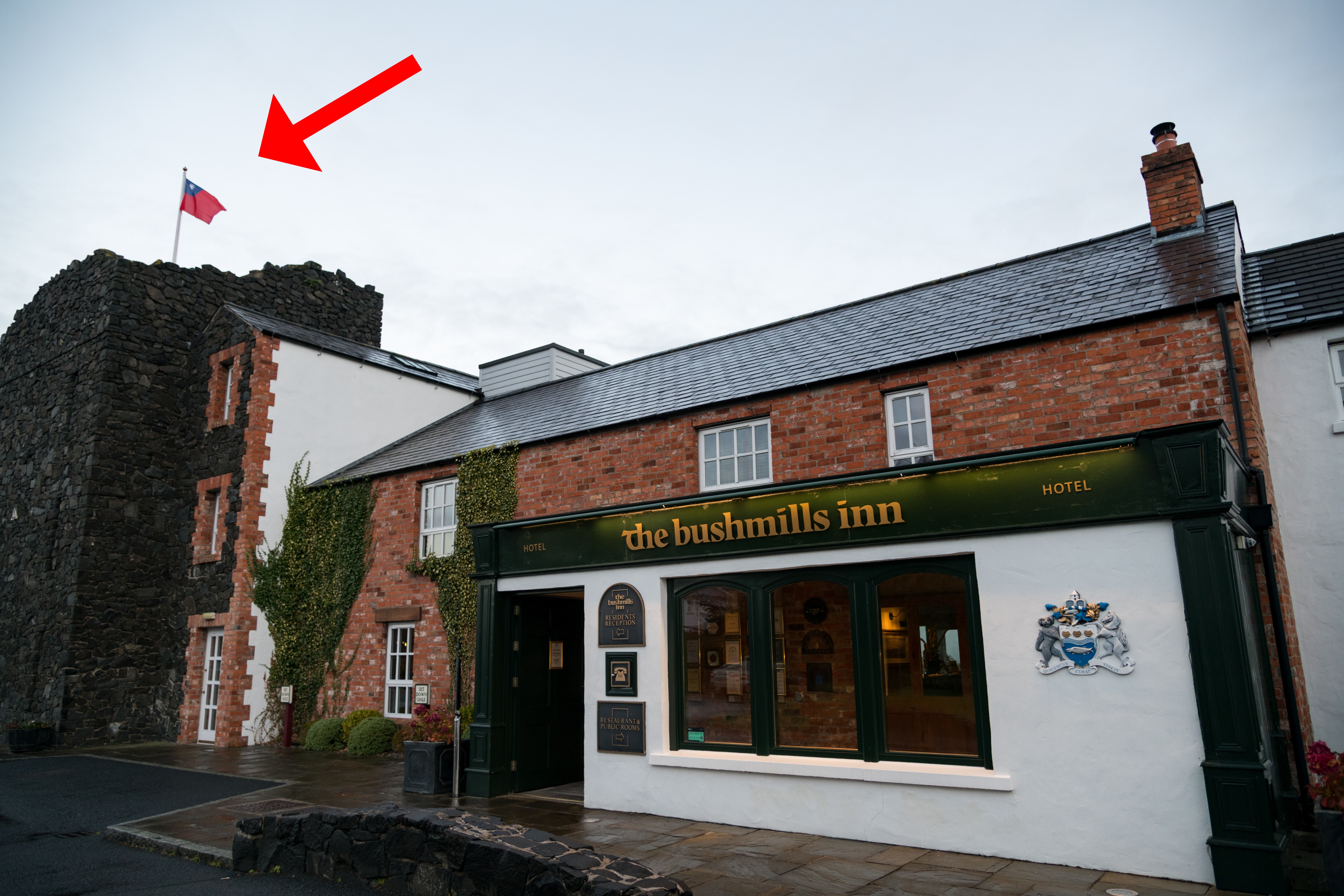 「The Bushmills Inn」是布什米爾鎮上的小而美的四星級飯店,因我們入住特別升起國旗表示歡迎。