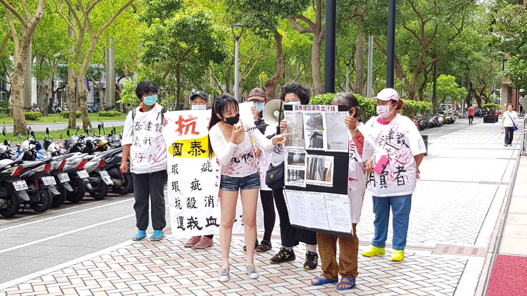 葉女認為購買國泰建設的豪宅權益受損，赴國泰總部前抗議。（讀者提供）