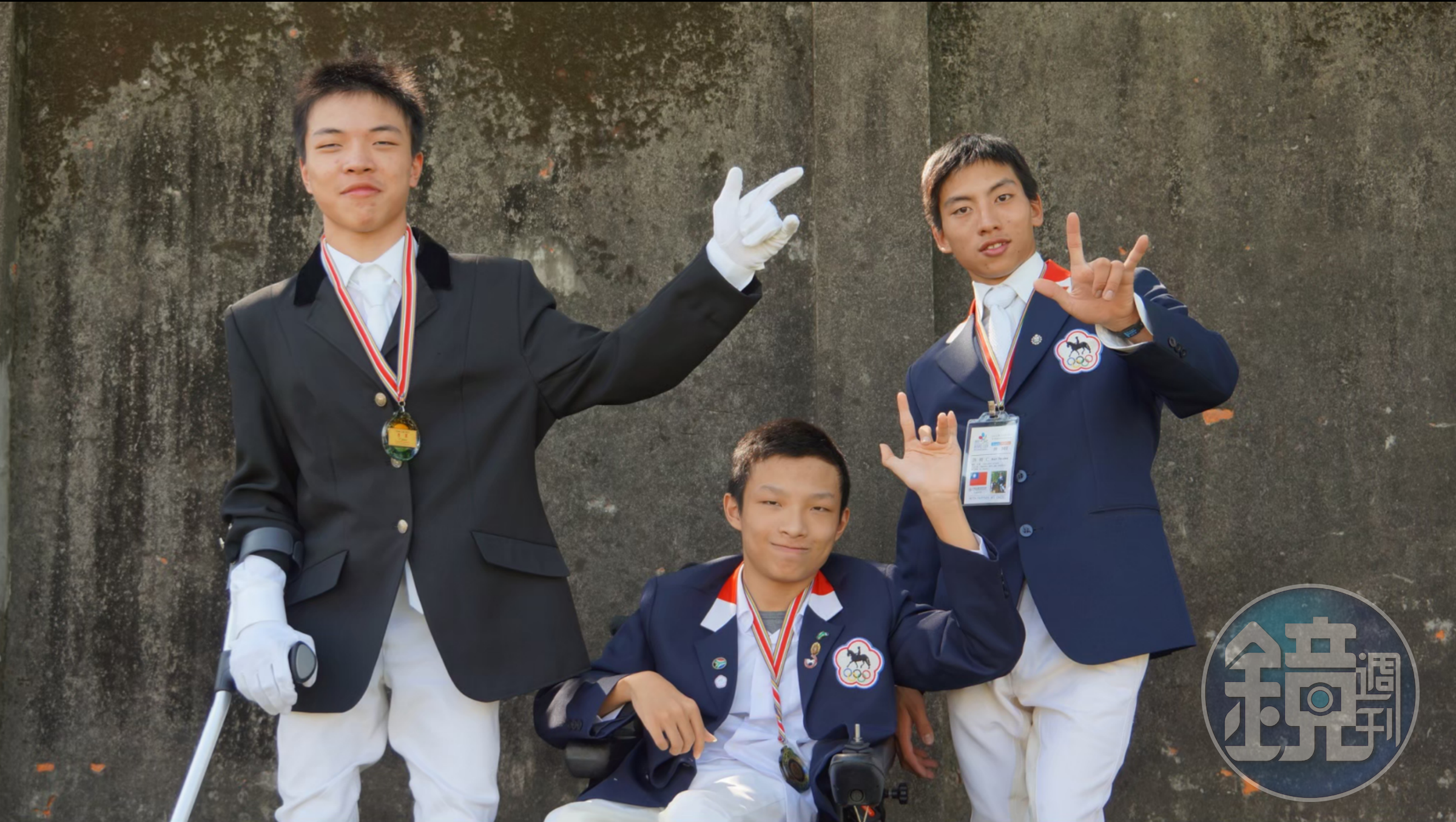 吳維博、郭大維與孫育仁（由左至右）三位在台灣馬術治療中心接受馬術治療的腦麻患者，2012年參加香港國際馬術比賽。他們說，生命就是該不斷地勇敢嘗試。（張兆遠提供）
