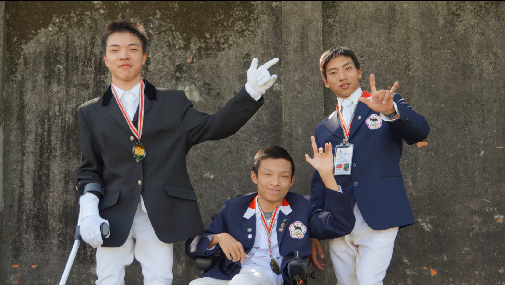 吳維博、郭大維與孫育仁（由左至右）三位在台灣馬術治療中心接受馬術治療的腦麻患者，2012年參加香港國際馬術比賽。他們說，生命就是該不斷地勇敢嘗試。（張兆遠提供）