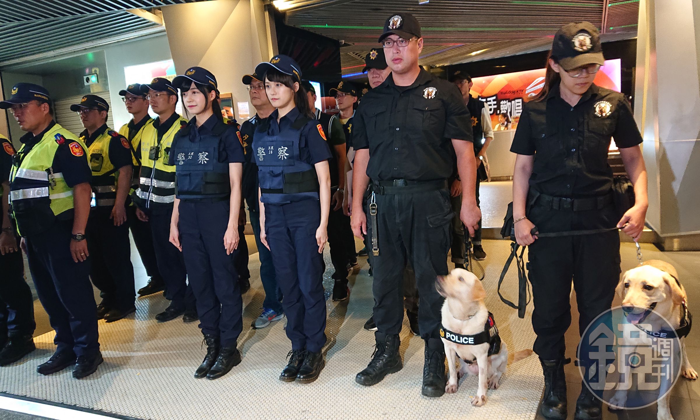 兩人跟著警察及警犬一起出任務。（好言娛樂提供）